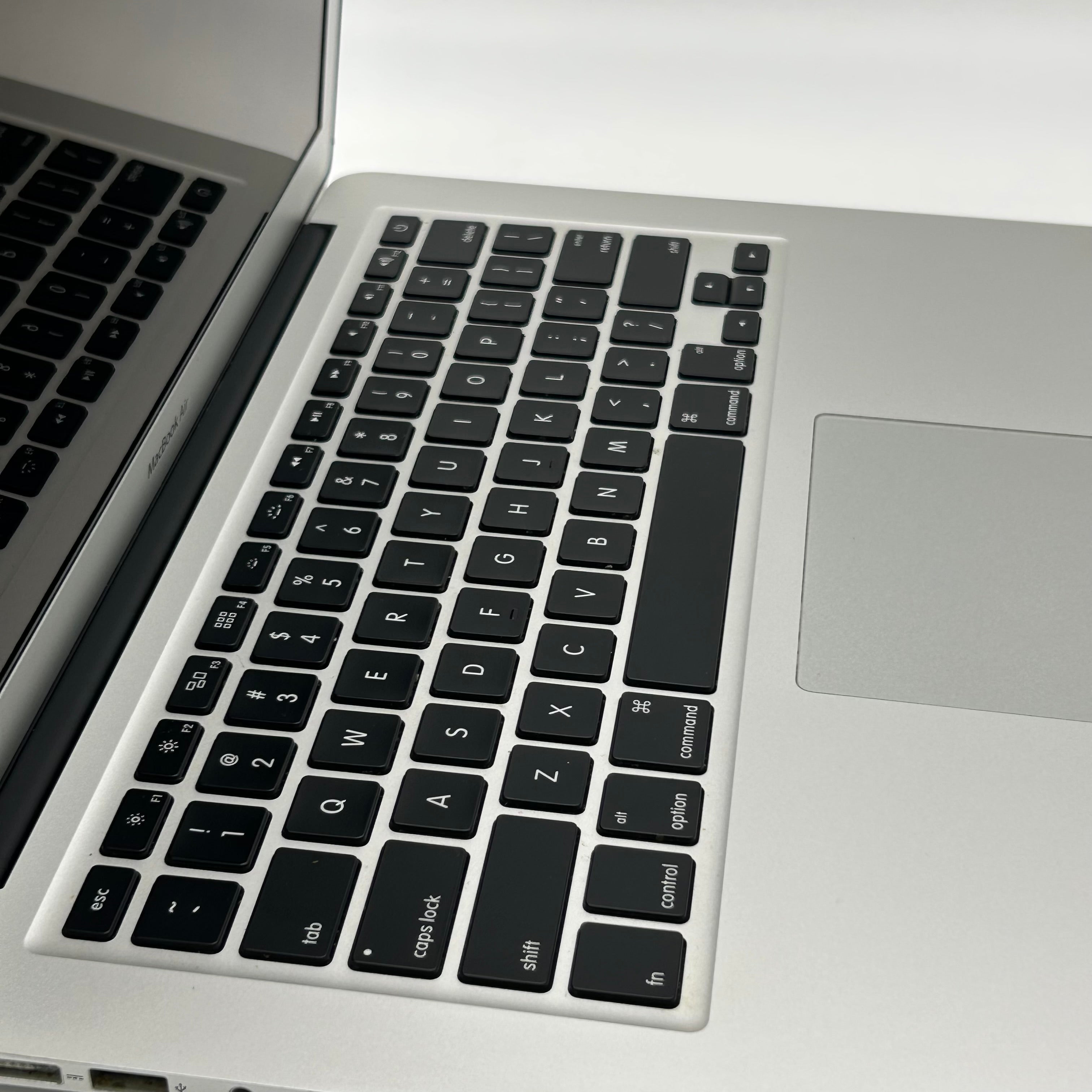 Apple MacBook Air 13" 2017 A1466 Core i5 1.8GHZ 8GB 256GB SSD  - Silver - Used