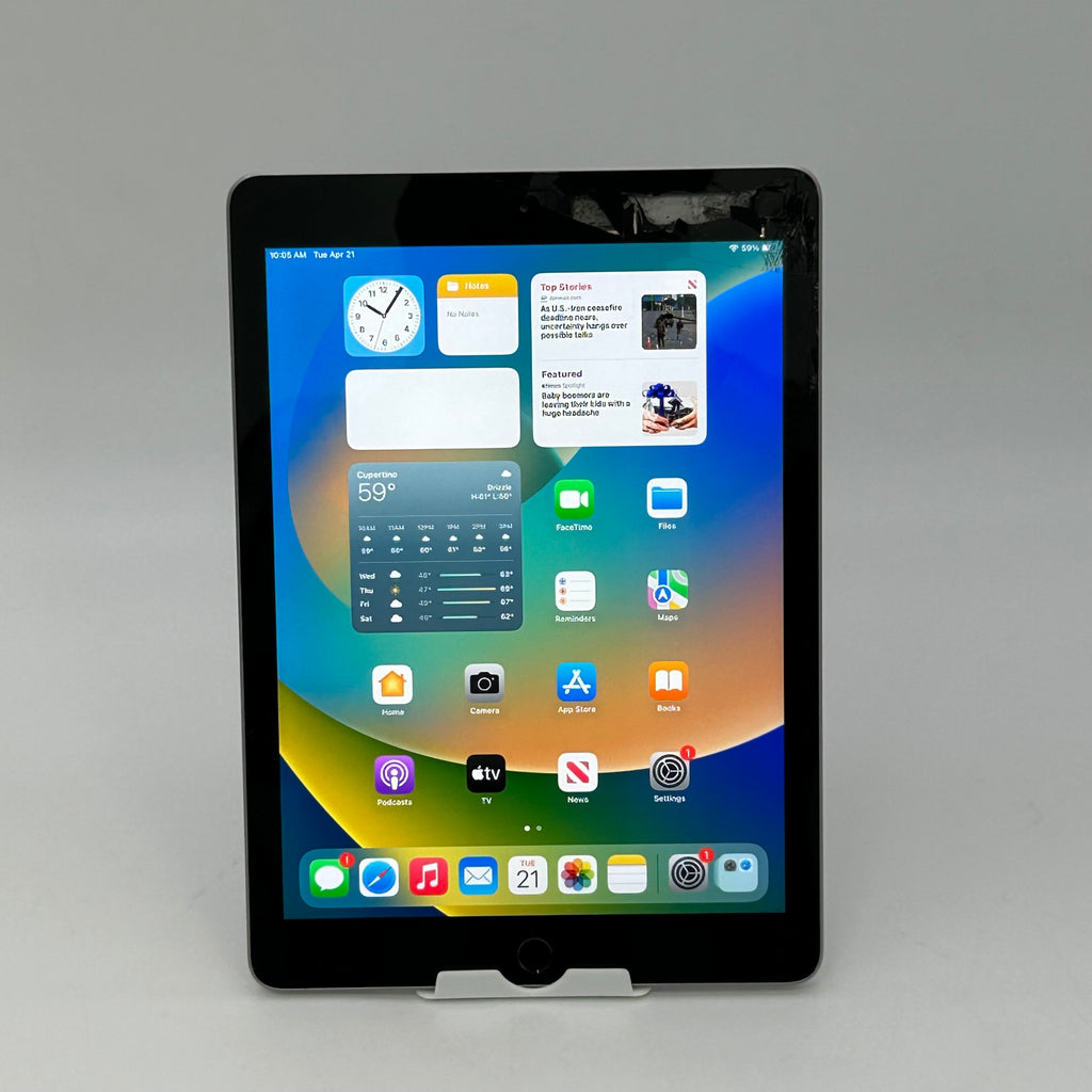 Apple iPad (5th Gen) A1822 32 GB, Wi-Fi, 9.7 in - Space Gray Glass Cracked