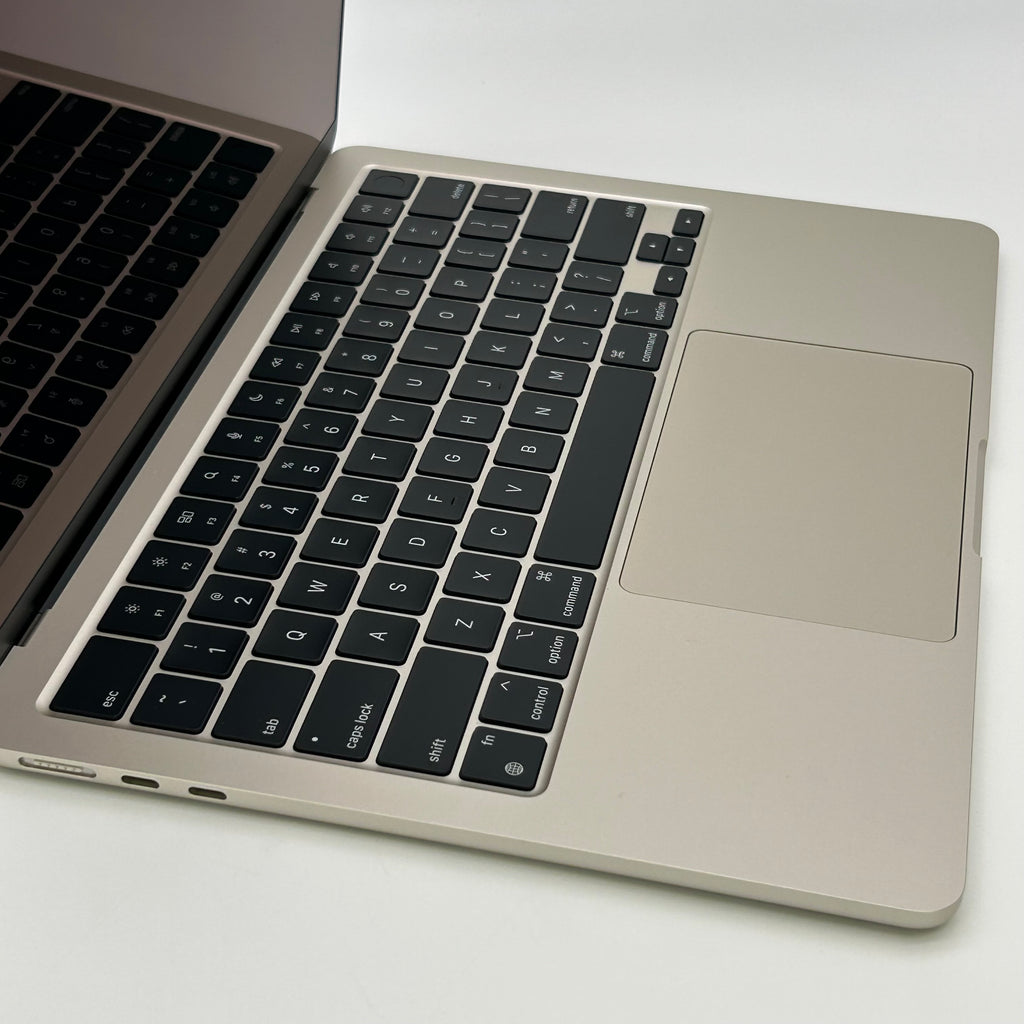 Apple MacBook Air 13.6" M2 8C GPU 3.5GHz 8GB RAM 256GB SSD A2681 - Starlight - Includes Front, Back, and Keyboard Case - Used