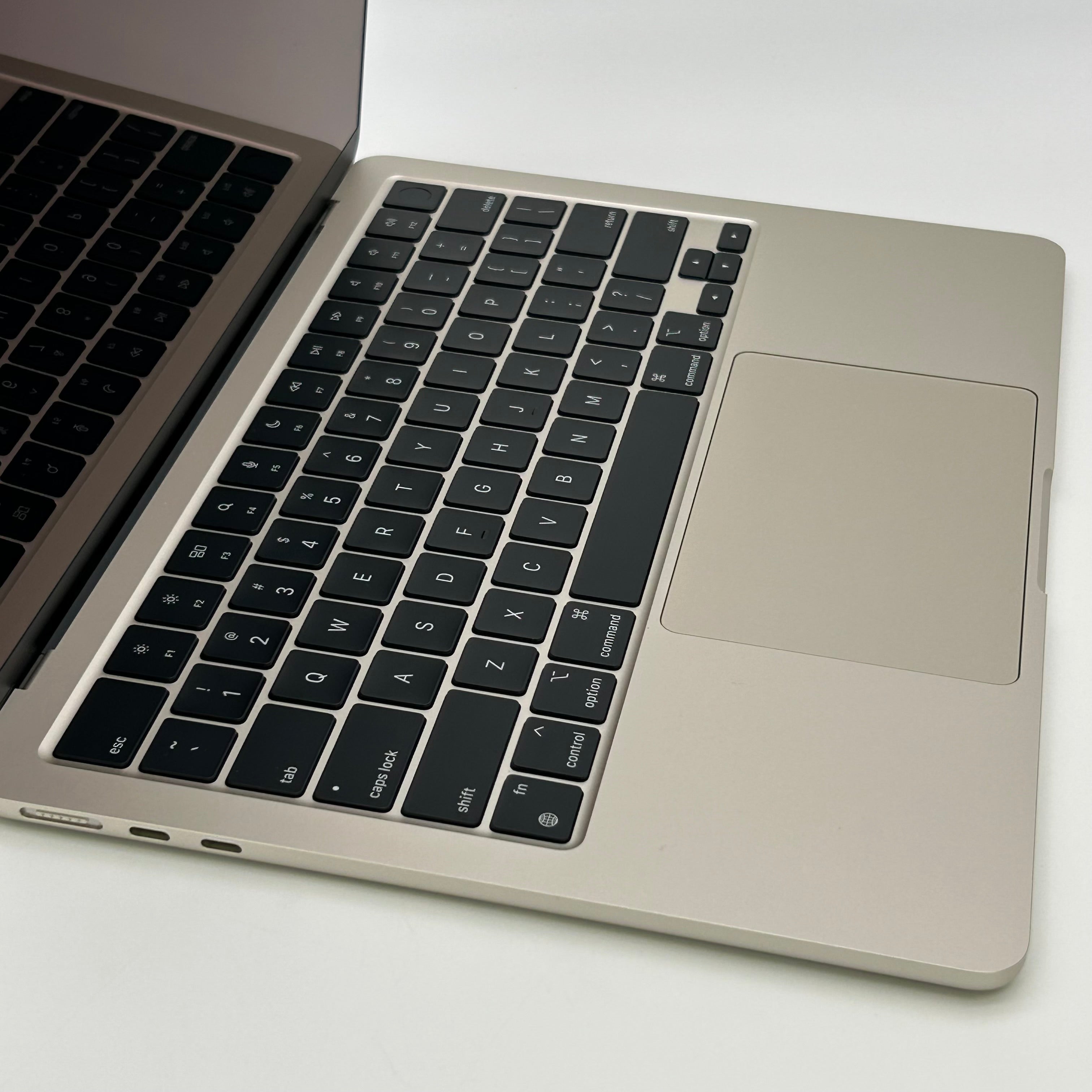 Apple MacBook Air 13.6" M2 8C GPU 3.5GHz 8GB RAM 256GB SSD A2681 - Starlight - Includes Front, Back, and Keyboard Case - Used