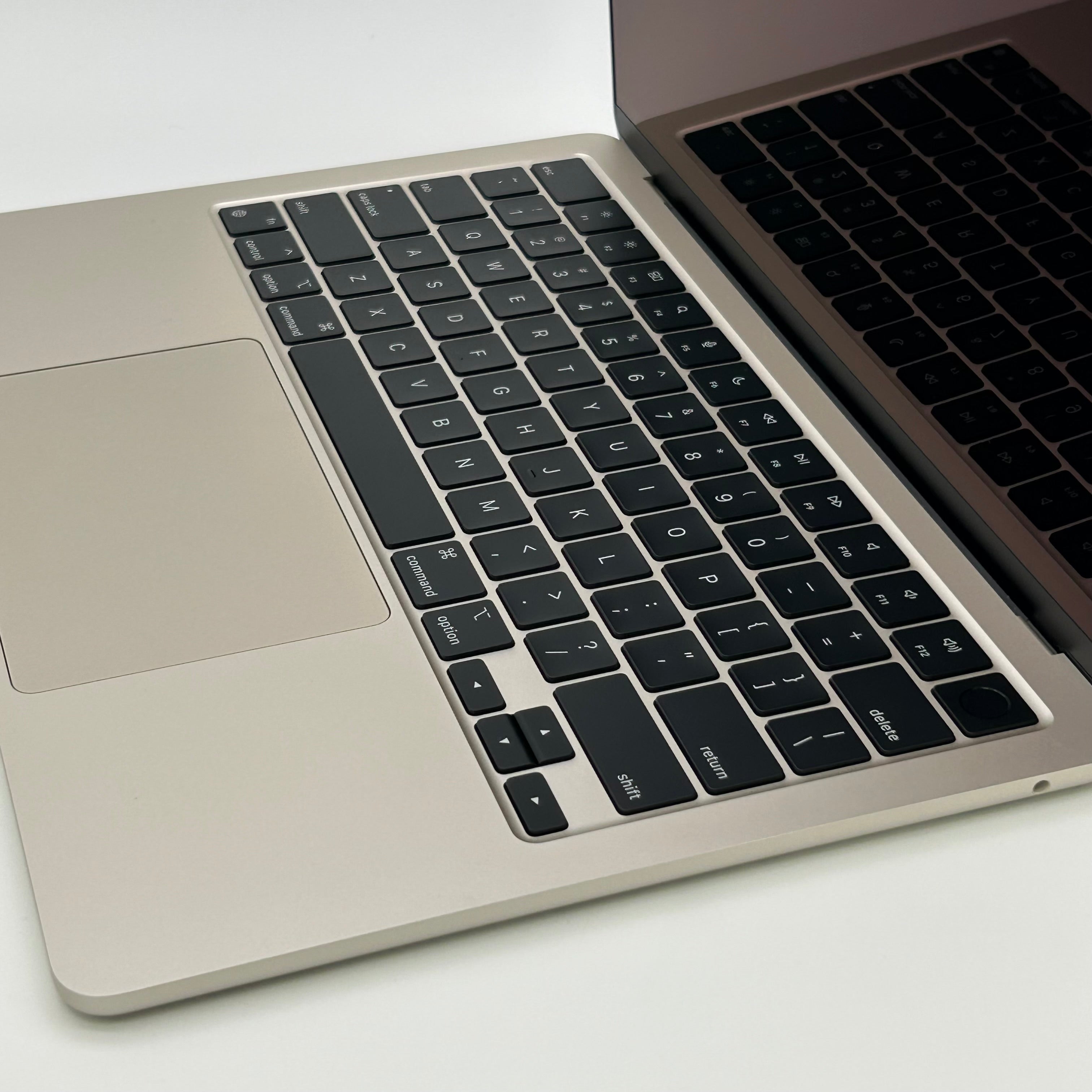 Apple MacBook Air 13.6" M2 8C GPU 3.5GHz 8GB RAM 256GB SSD A2681 - Starlight - Includes Front, Back, and Keyboard Case - Used
