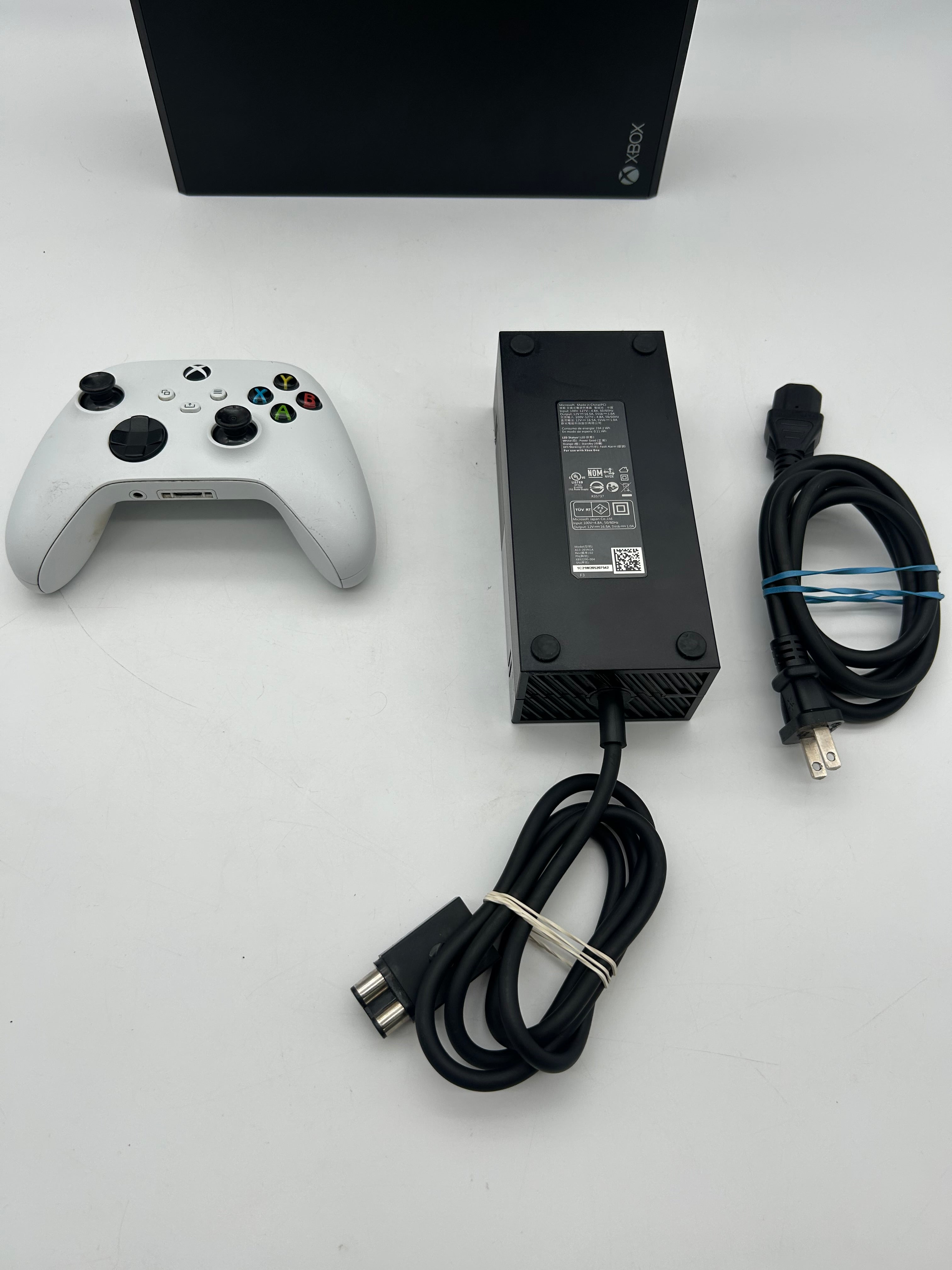 Microsoft Xbox One (1540) 2013 1TB Console Bundle: 3 Games and Controller