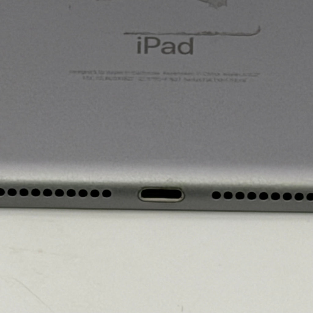 Apple iPad 5th Gen. A1822 32GB Silver 9.7" Touchscreen Wi-Fi Tablet  MP2R2LL/A