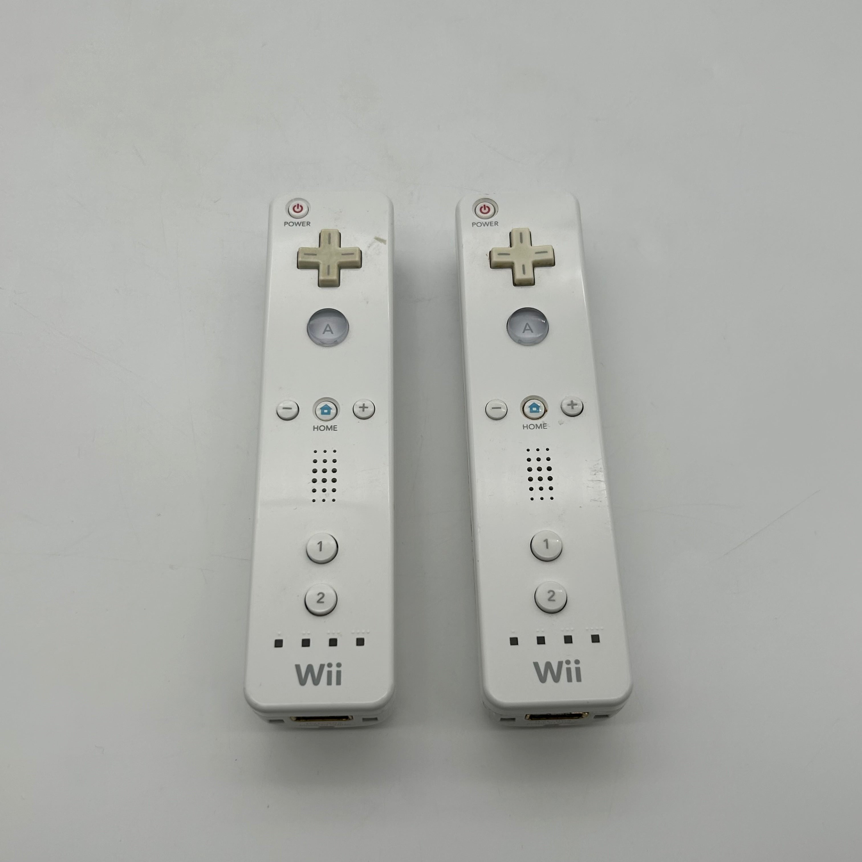 Nintendo Wii RVL-001 2006 White Console w/ 2 Controllers, 4 Games, and Cables