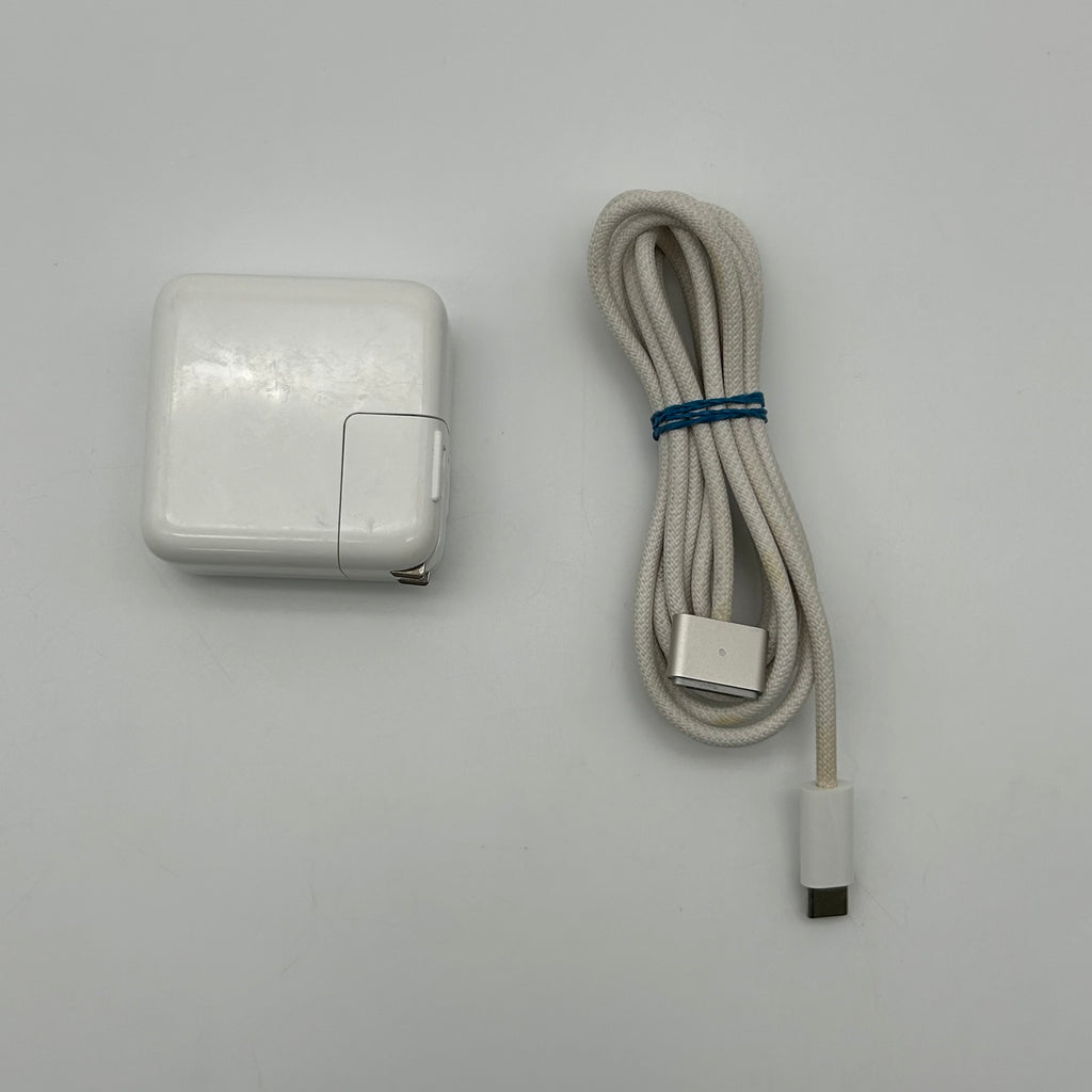Apple MacBook Air 13.6" M2 8C GPU 3.5GHz 8GB RAM 256GB SSD A2681 - Starlight - Includes Front, Back, and Keyboard Case - Used