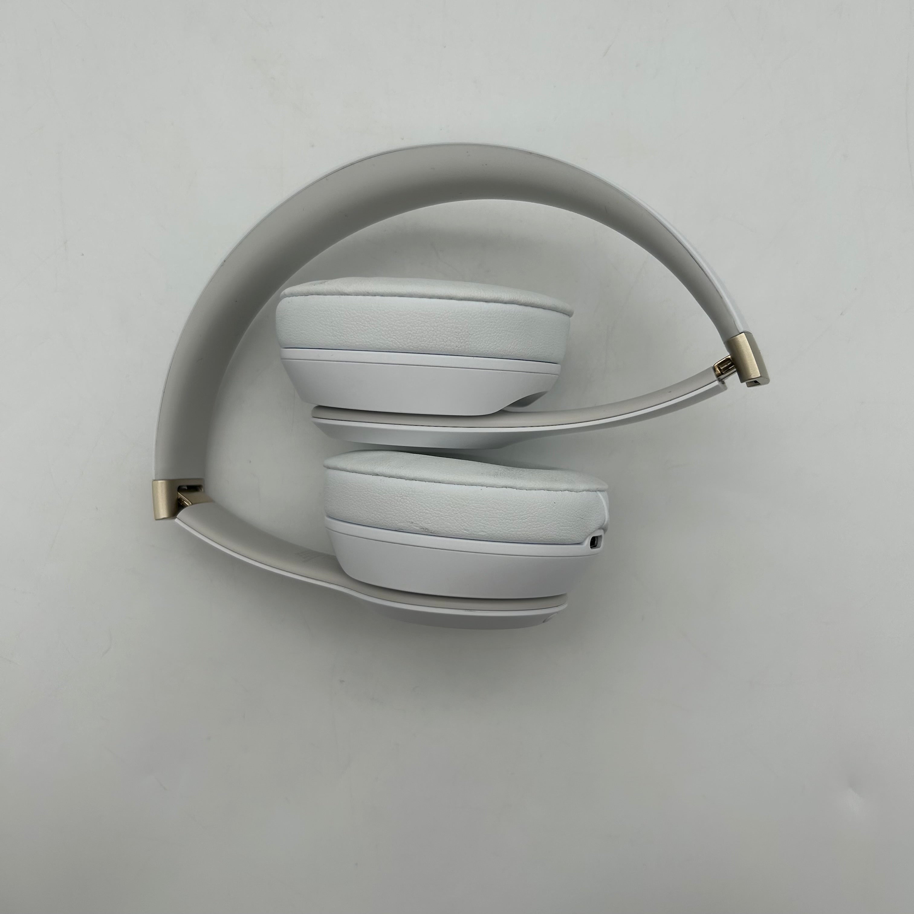 Beats Solo 4 Wireless Bluetooth Headphones - White w/ carrying case included