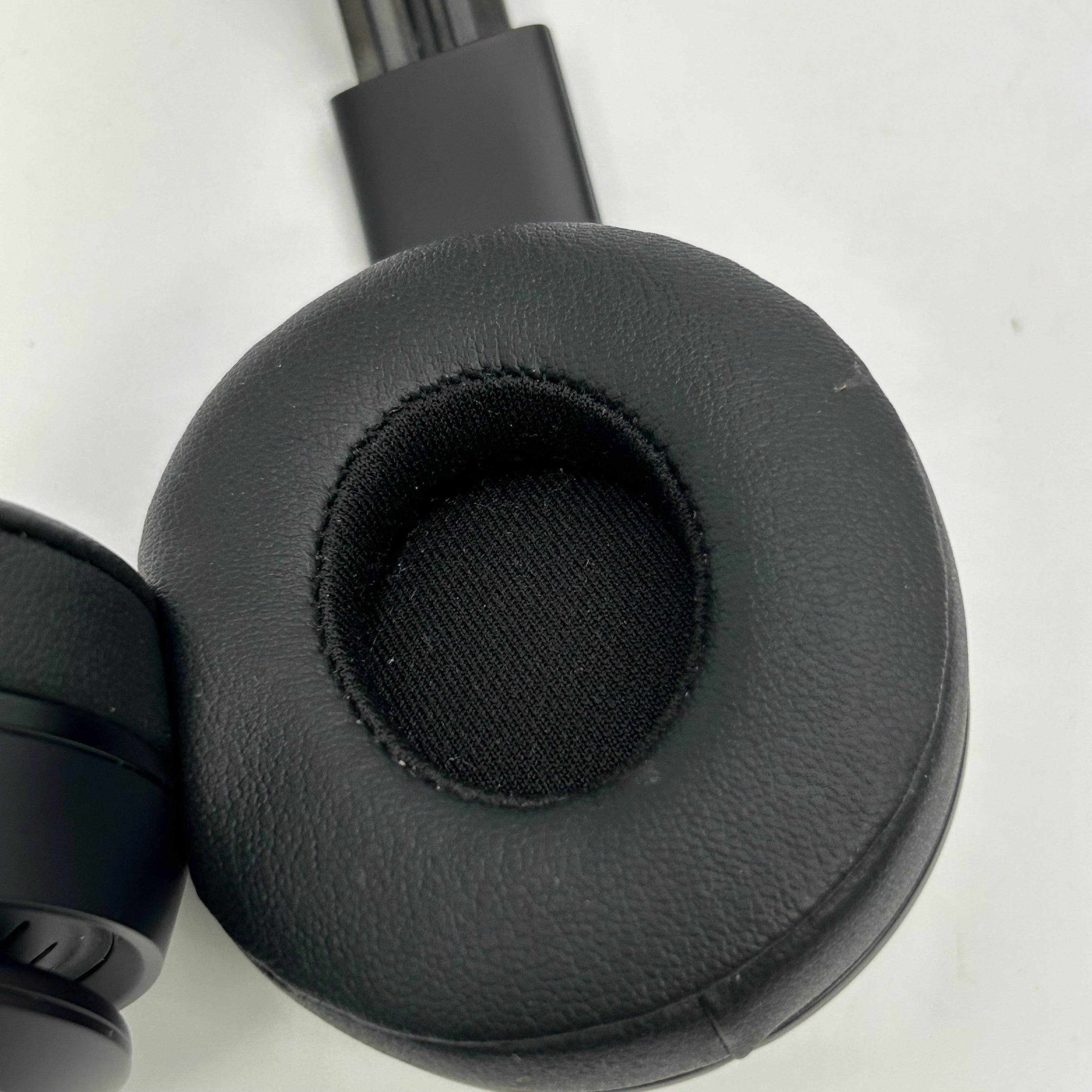 Beats Solo3 Wireless Over-Ear Bluetooth Headphones Black A1796 W/case