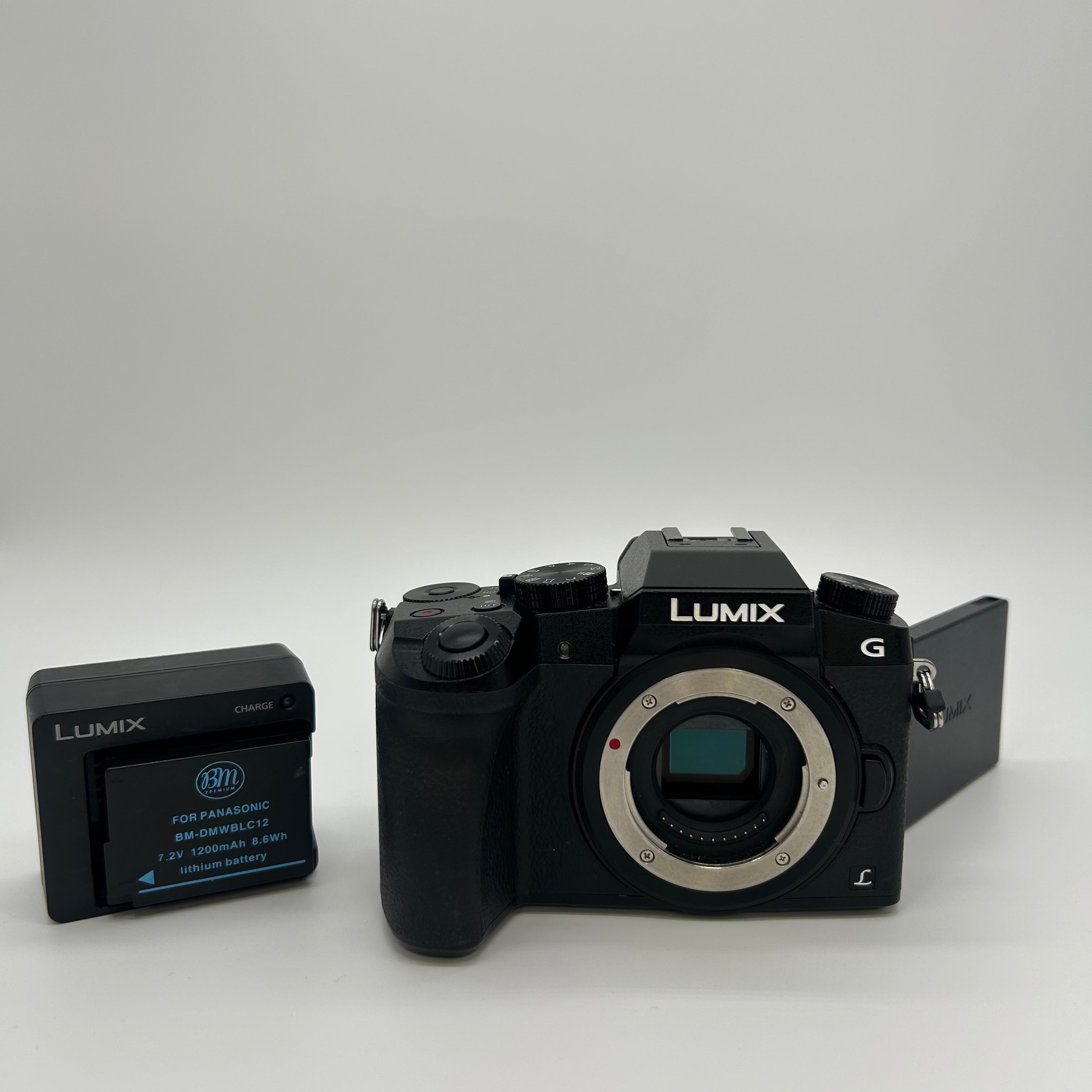 Panasonic Lumix DMC-G7 Digital Camera Black Body Only with 2 Batteries - For Parts/Repairs Only