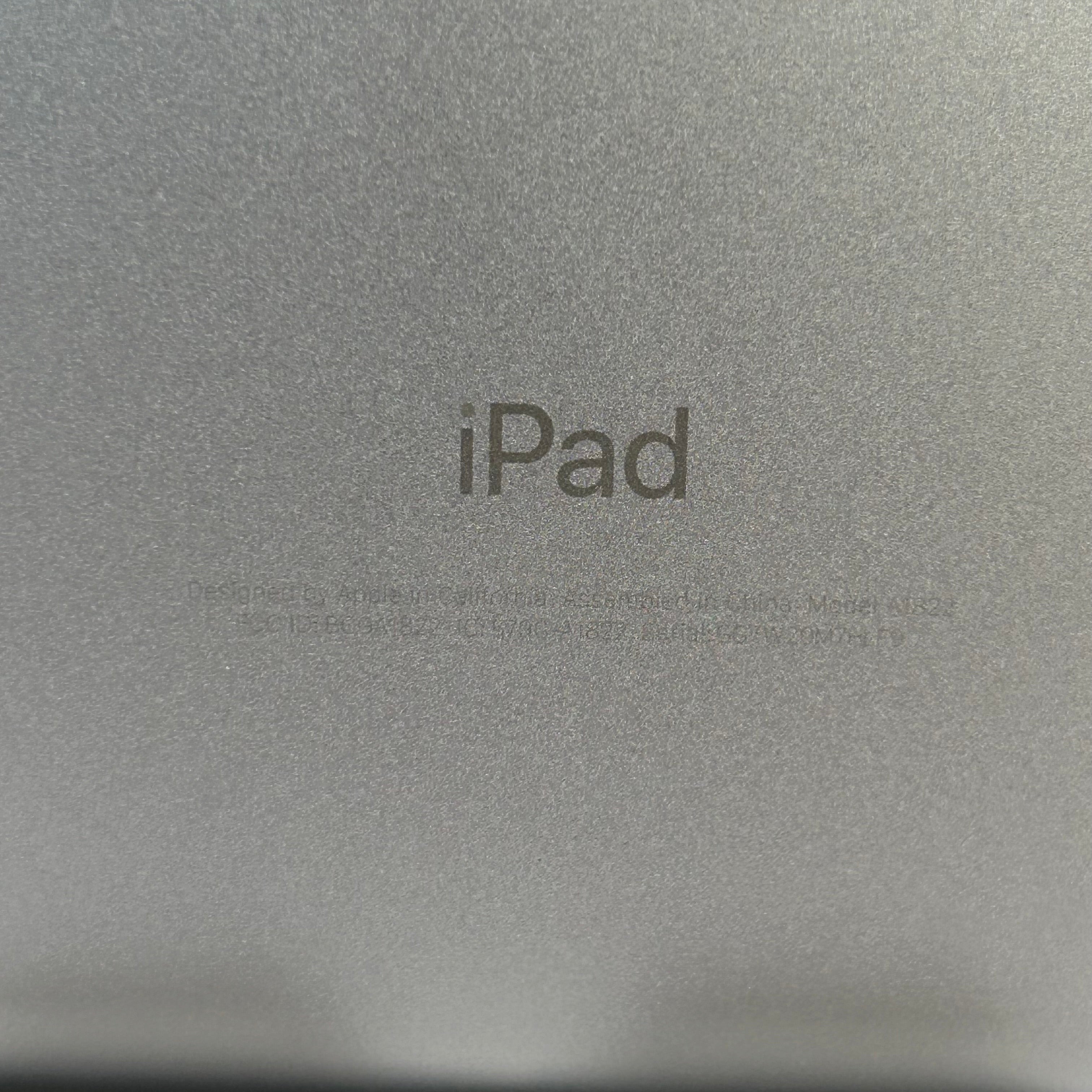 Apple ipad A1822 (MP2F2LL/A) 5th Gen. 32GB A1822 Wi-Fi 9.7" Silver