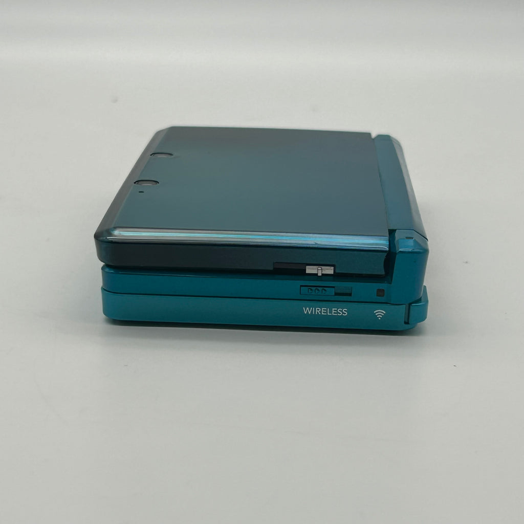 Nintendo 3DS (CTR-001) 2011 Aqua Blue w/ 2GB SD Card, Stylus, Cable, and a Game