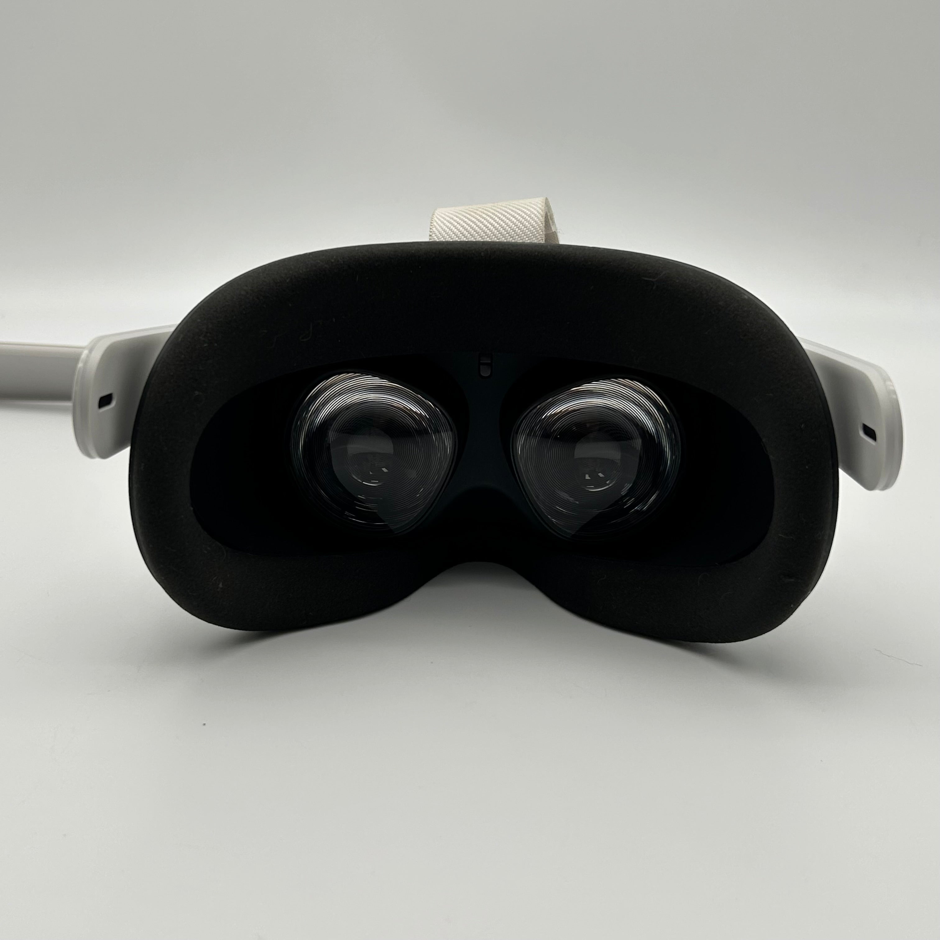 Meta Quest 2 128GB Standalone All-in-One VR Headset KW49CM - Used - White