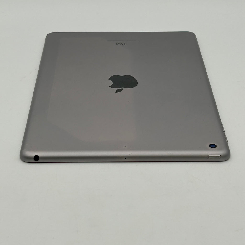 Apple iPad (5th Gen) A1822 32 GB, Wi-Fi, 9.7 in - Space Gray Glass Cracked