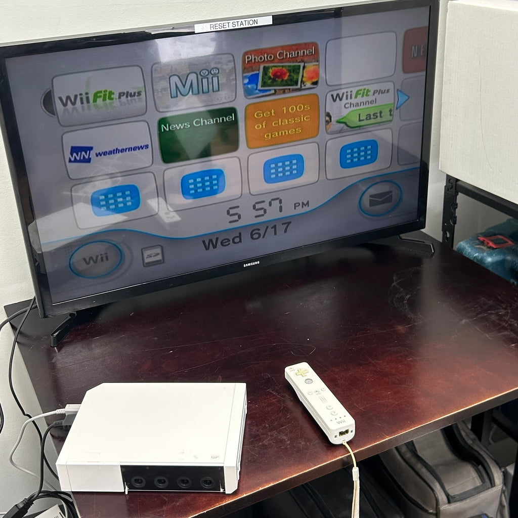 Nintendo Wii (RVL-001) 2006 White Video Game System w/ Remote and Nunchuck