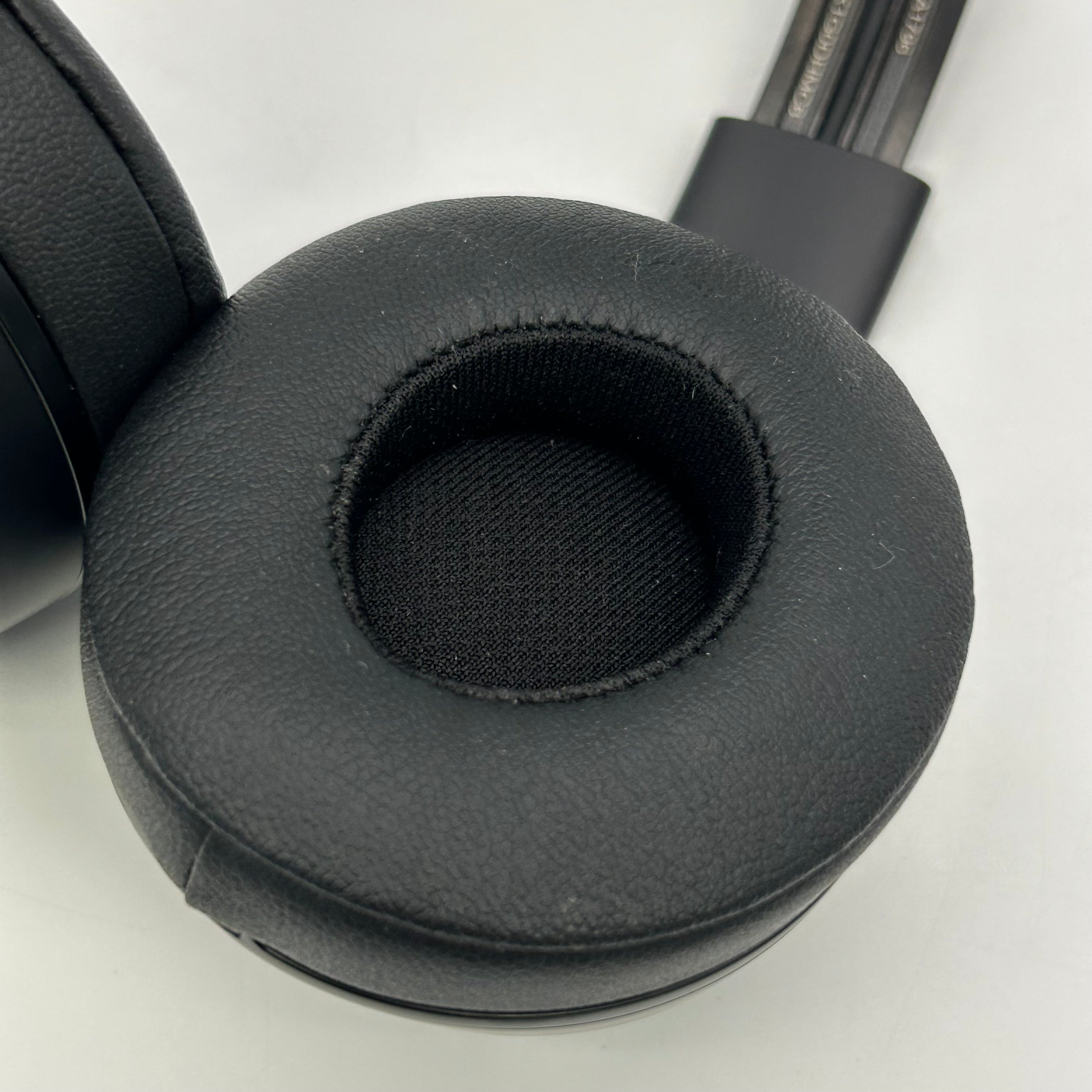 Beats Solo3 Wireless Over-Ear Bluetooth Headphones Black A1796 W/case