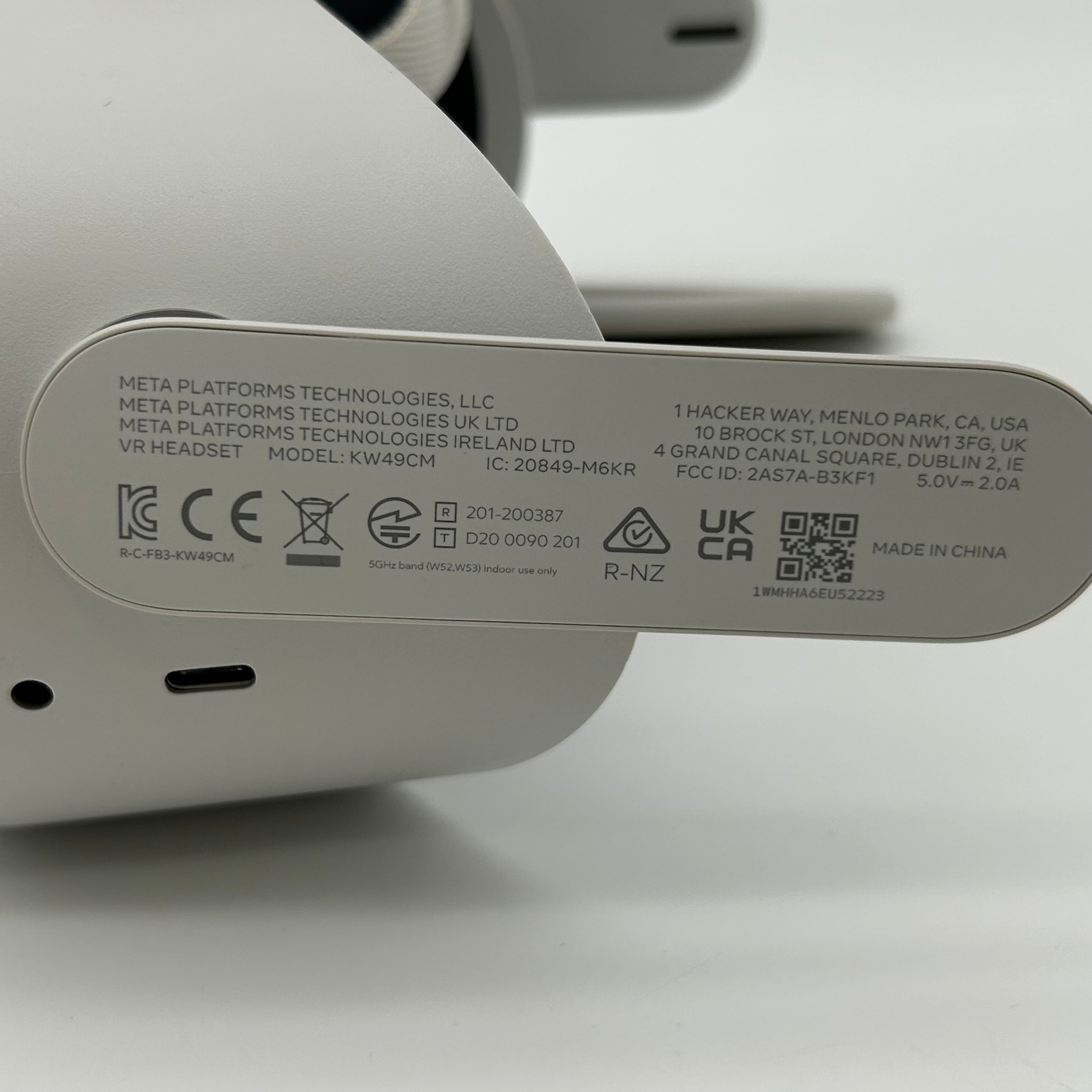 Meta Quest 2 128GB All-in-One VR Headset + Controllers + Original Box - White - Used With Box