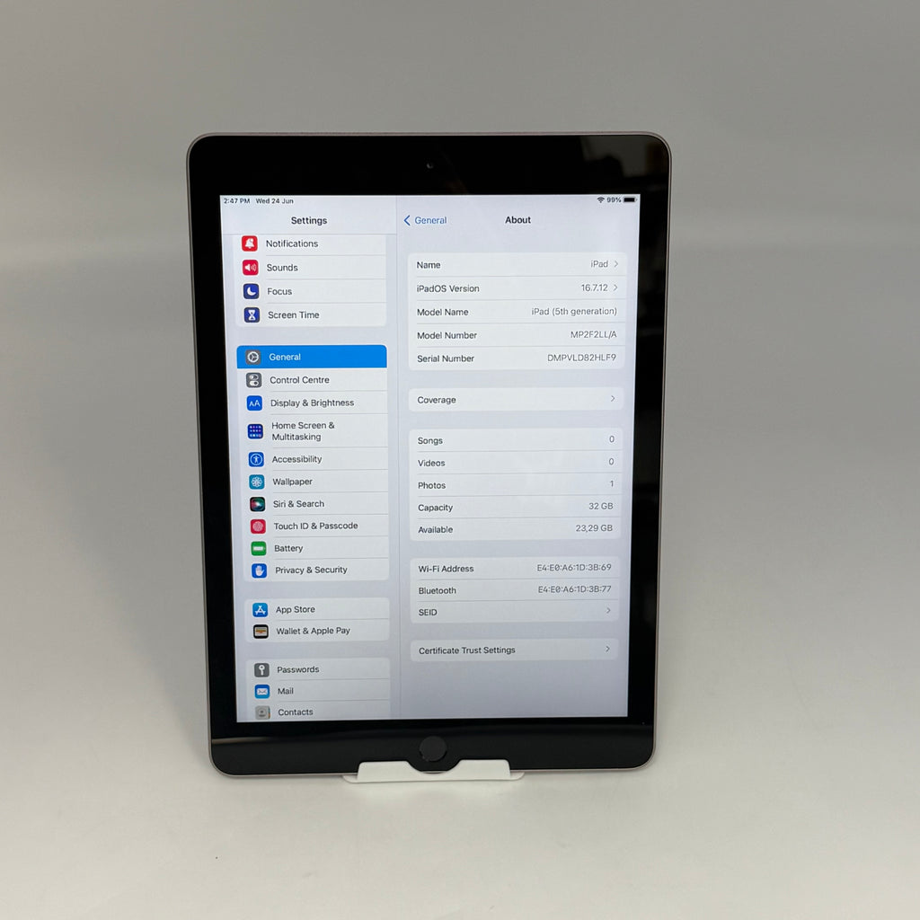 Apple iPad 5th Gen. A1822 32GB Black/Space Gray 9.7" Touchscreen Wi-Fi Tablet