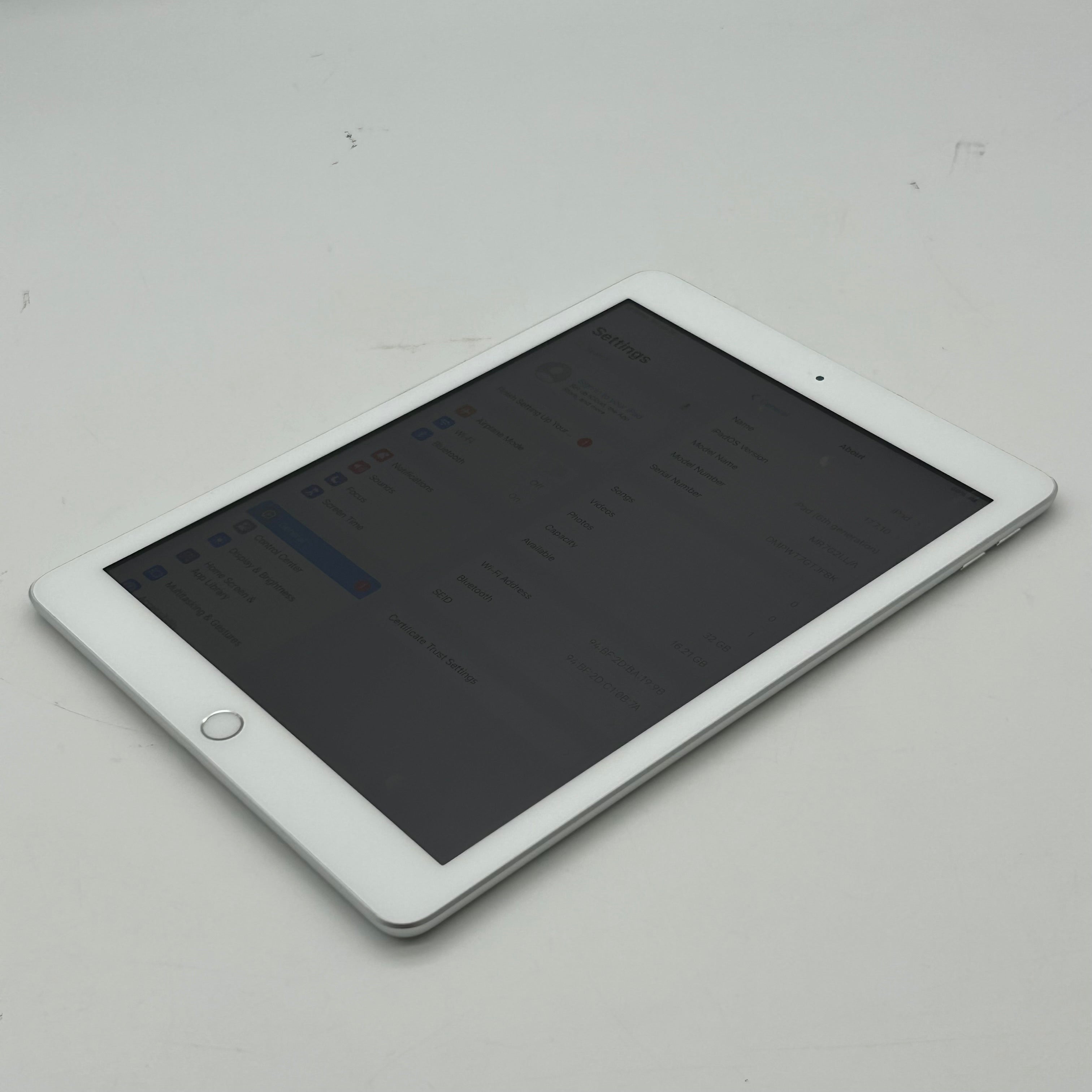 Apple iPad (6th Generation) A1893 32 GB, Wi-Fi, 9.7 in - Silver | MR7G2LL/A