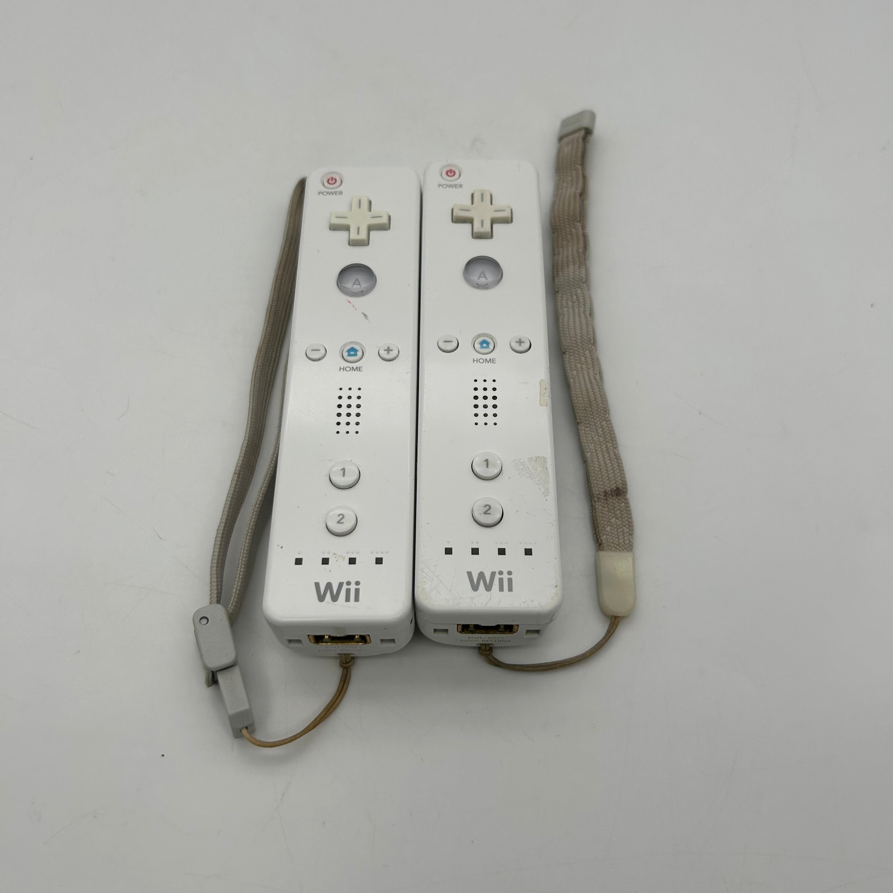 Nintendo Wii RVL-001 2006 White Console w/ 2 Controllers, 4 Games & Cables