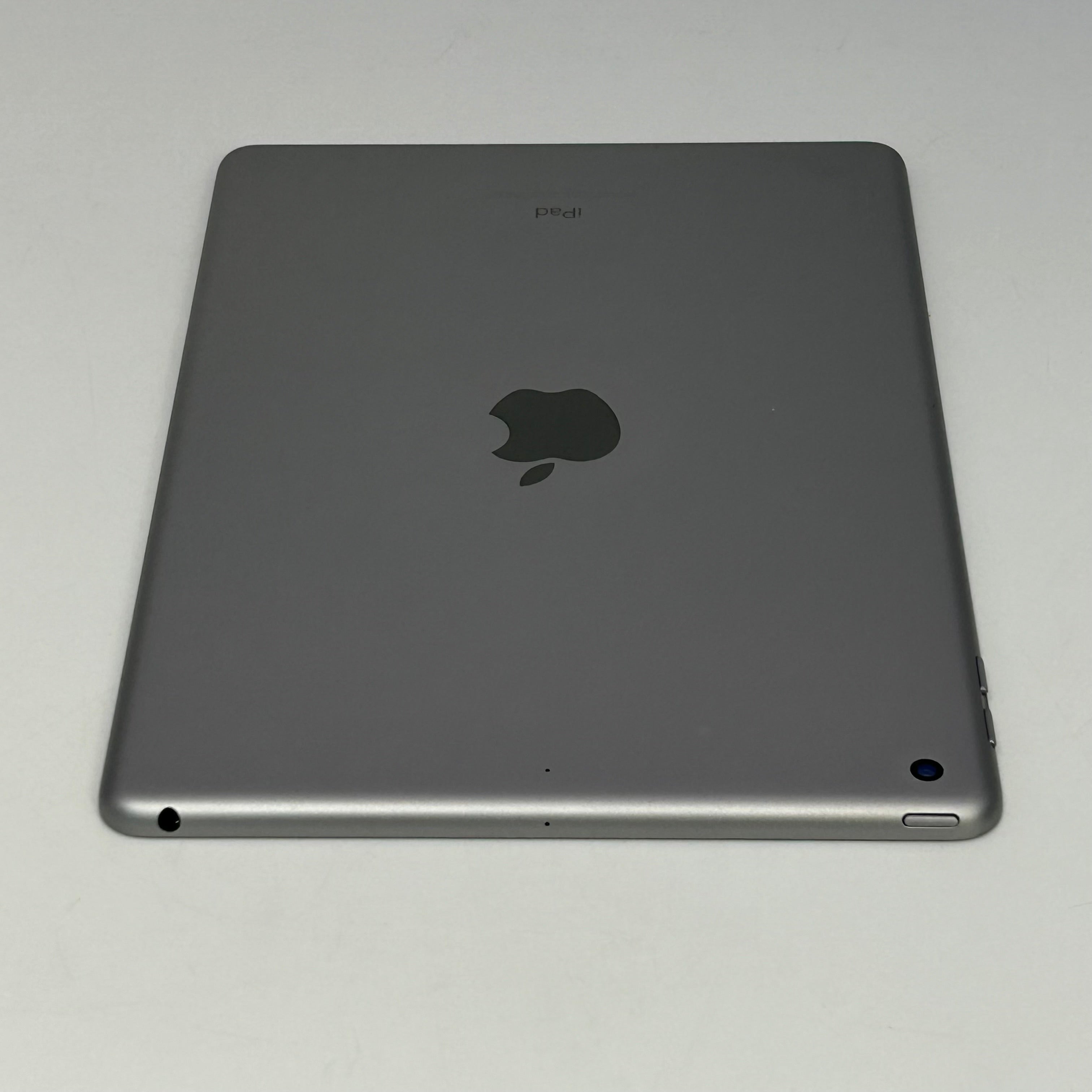 Apple ipad A1822 (MP2F2LL/A) 5th Gen. 32GB A1822 Wi-Fi 9.7" Silver