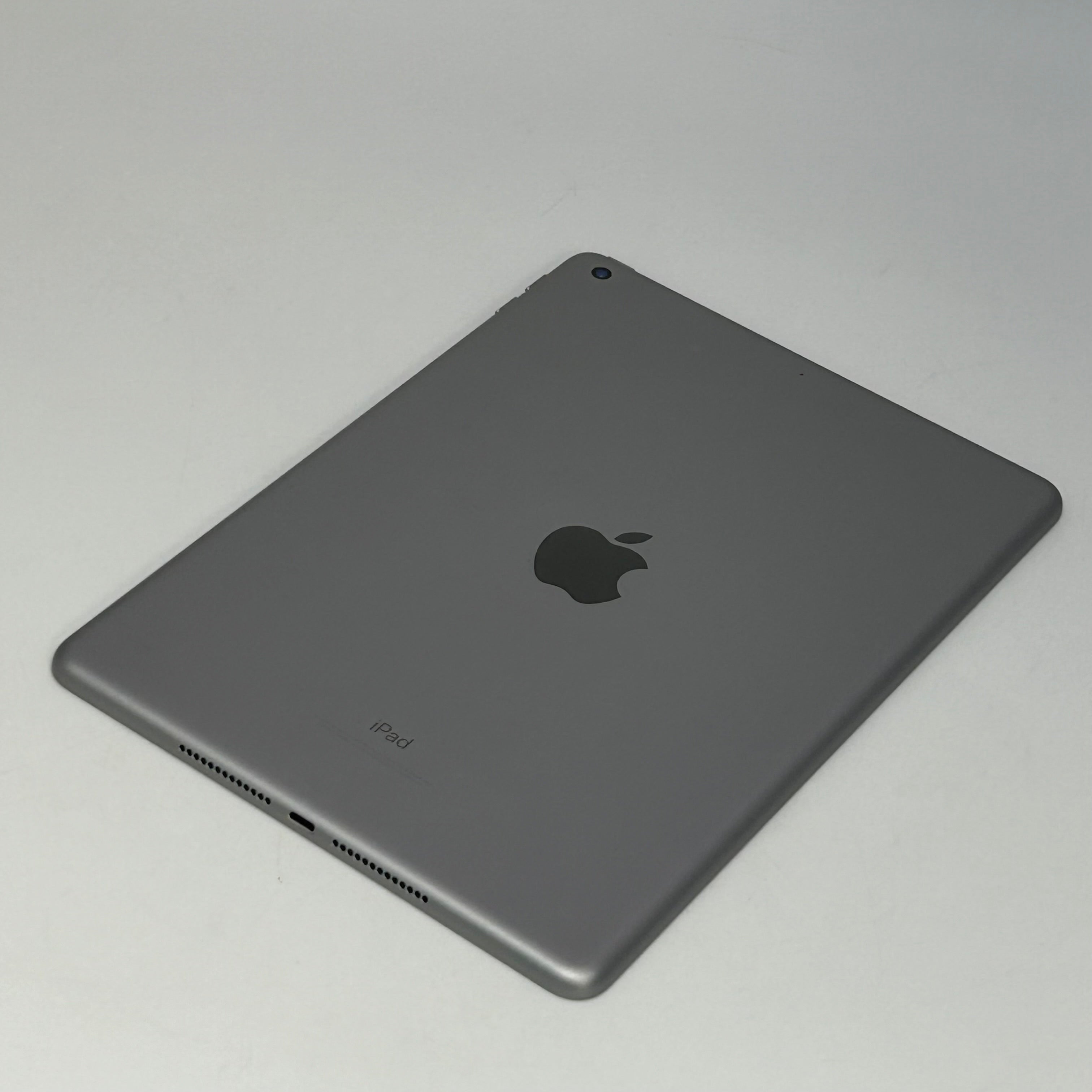 Apple ipad A1822 (MP2F2LL/A) 5th Gen. 32GB A1822 Wi-Fi 9.7" Silver