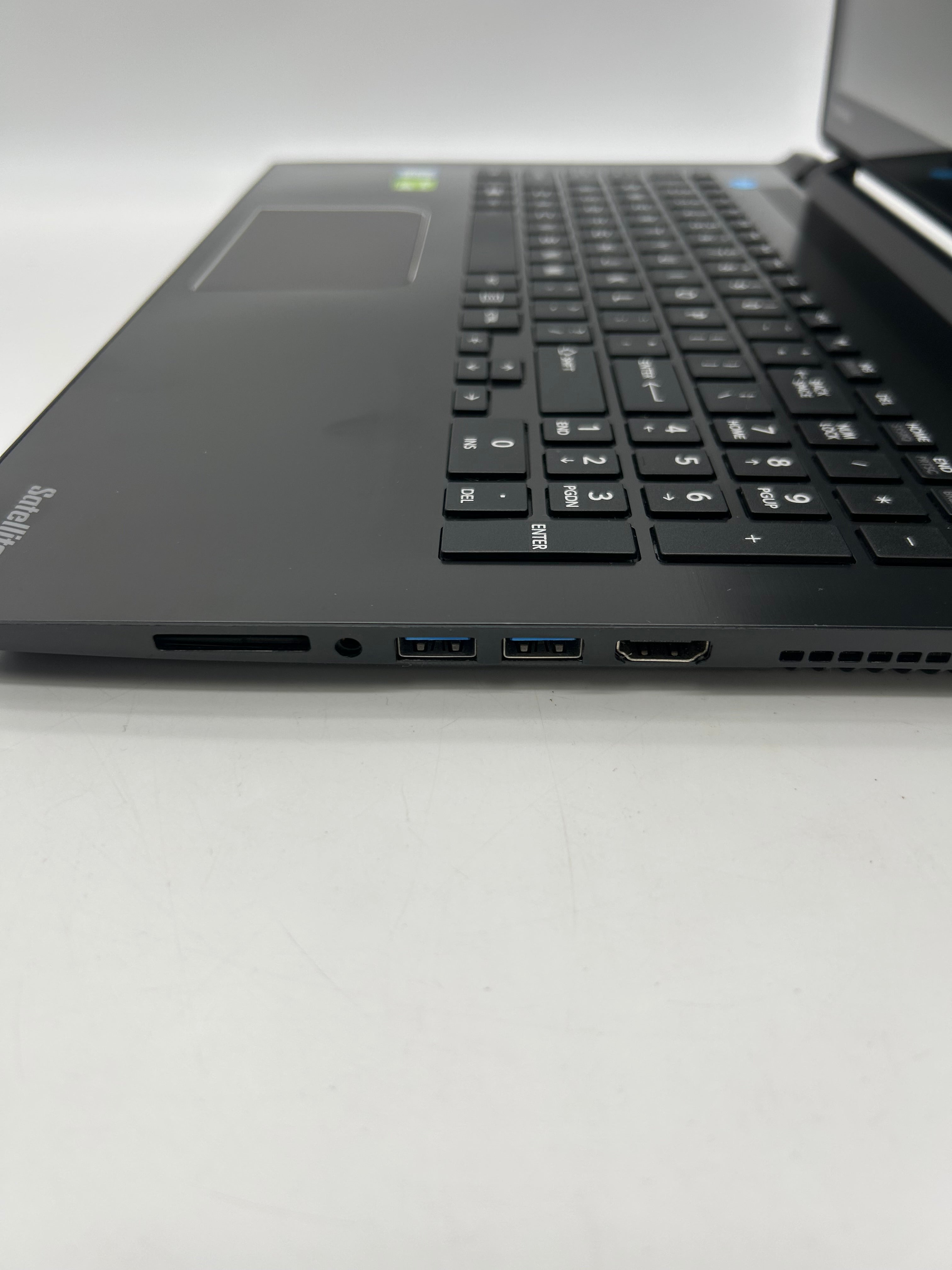Toshiba Satellite P55t-C5114 15.6-inch Core i5 8GB RAM 1TB HDD GeForce 930M Touchscreen Laptop