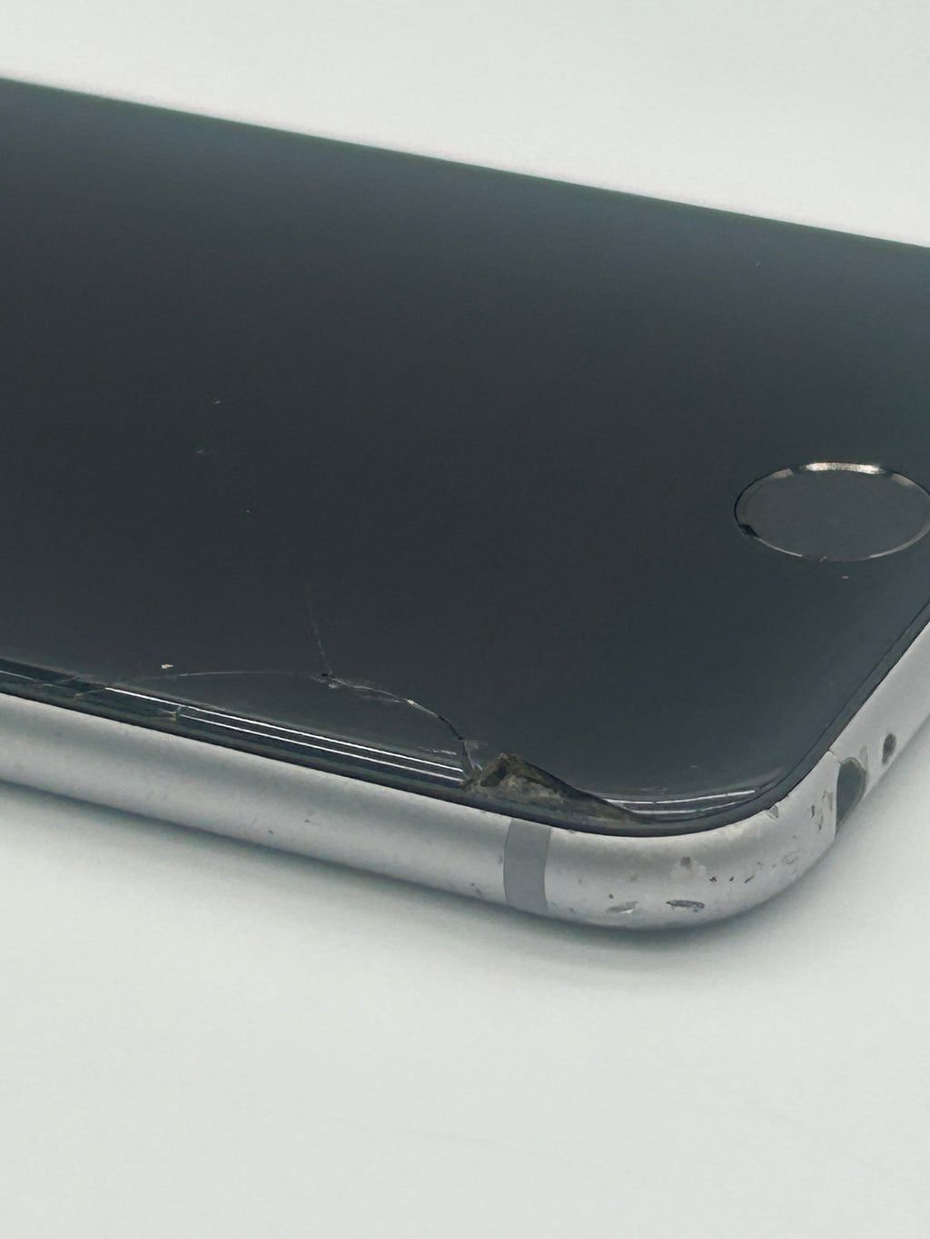 Apple iPhone 6s 32GB Gray Unlocked  - Cracked Screen