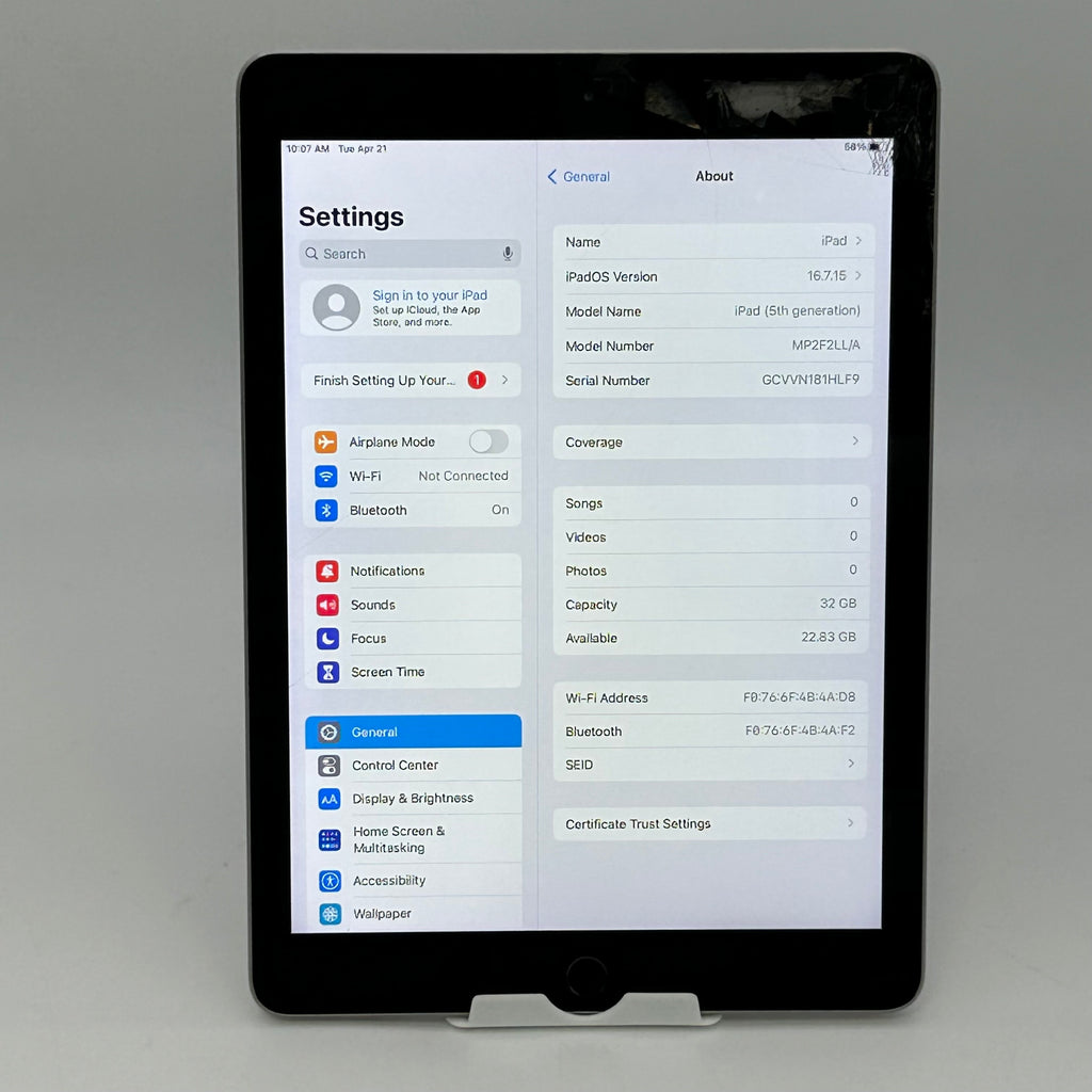 Apple iPad (5th Gen) A1822 32 GB, Wi-Fi, 9.7 in - Space Gray Glass Cracked