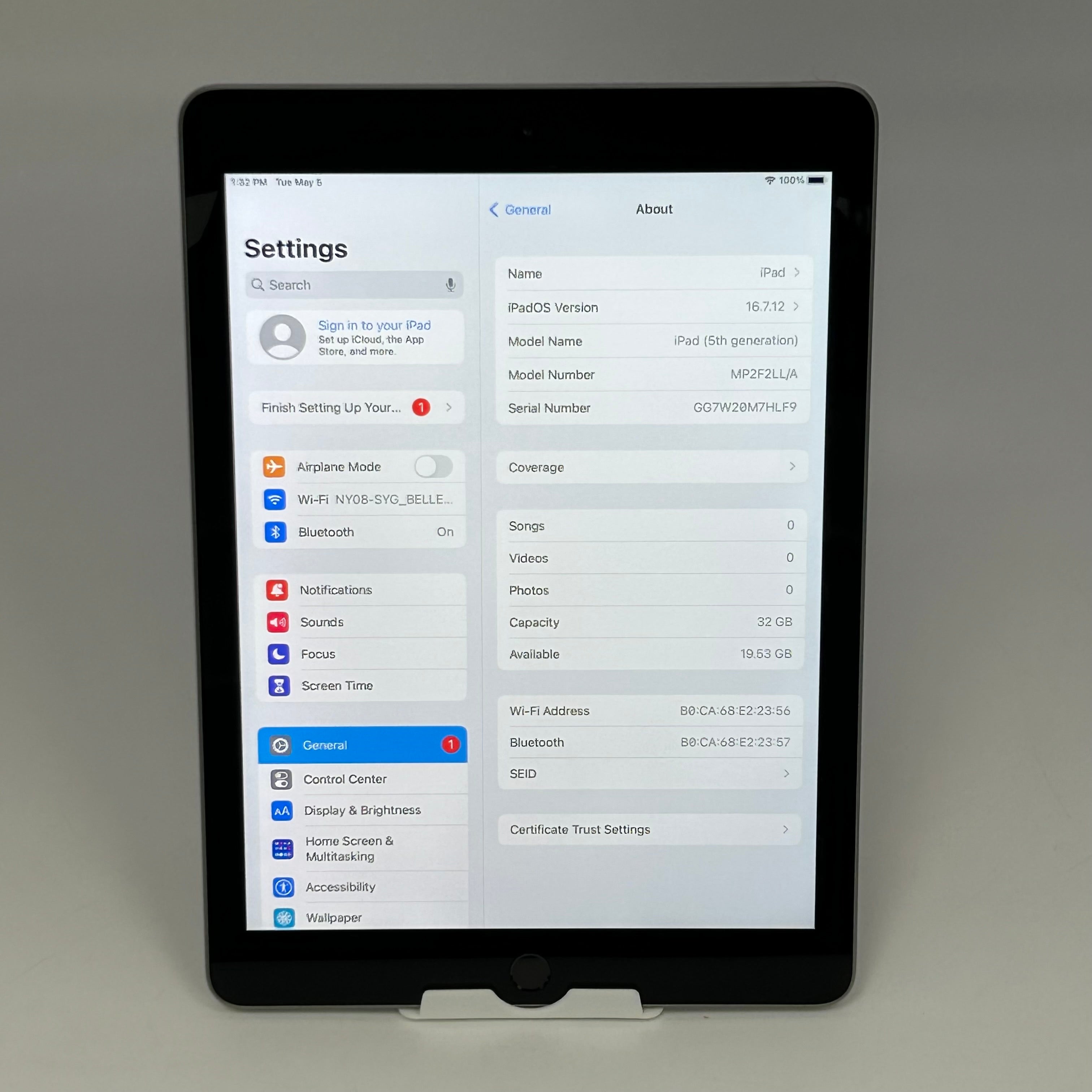 Apple ipad A1822 (MP2F2LL/A) 5th Gen. 32GB A1822 Wi-Fi 9.7" Silver