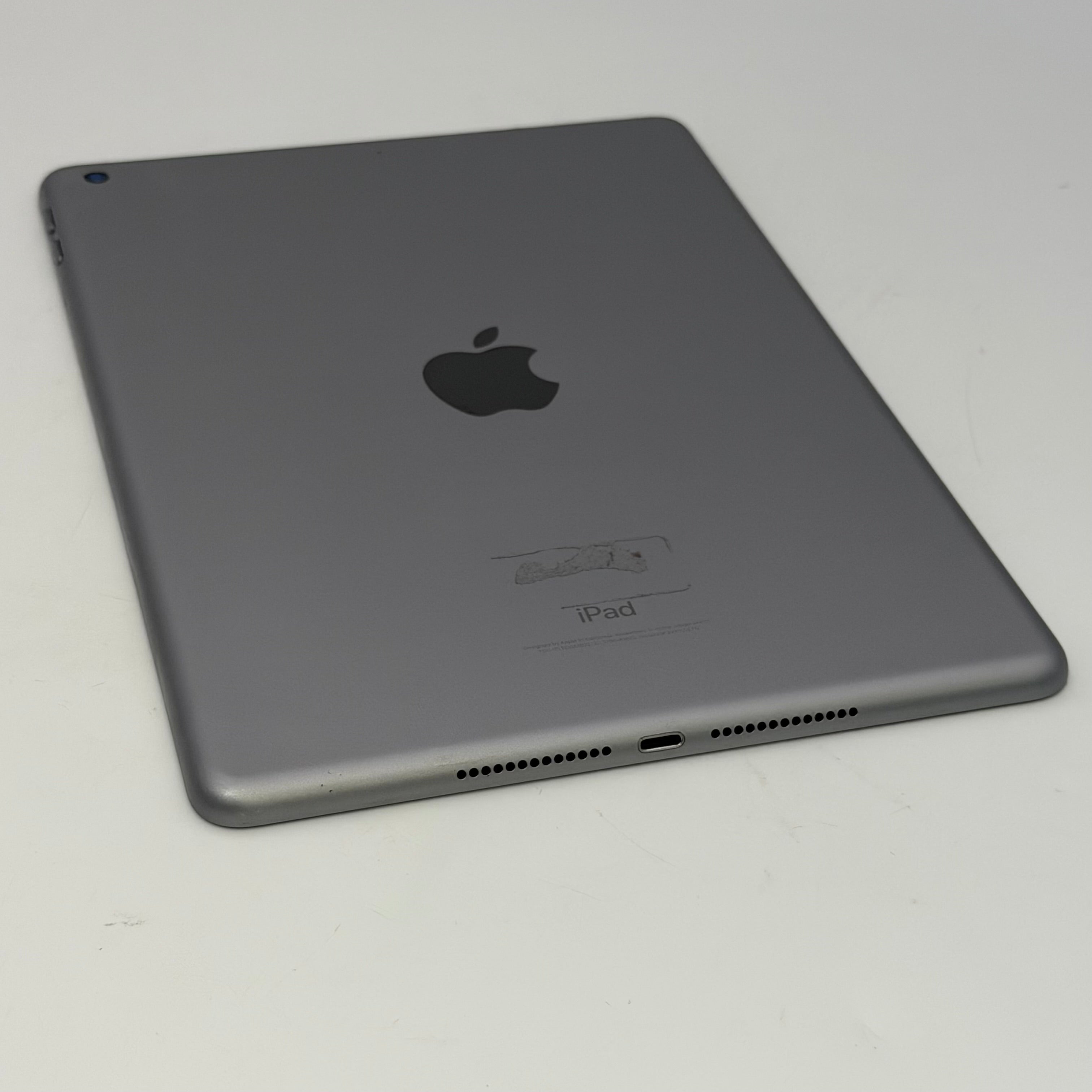 Apple iPad 5th Gen. A1822 32GB Silver 9.7" Touchscreen Wi-Fi Tablet  MP2R2LL/A