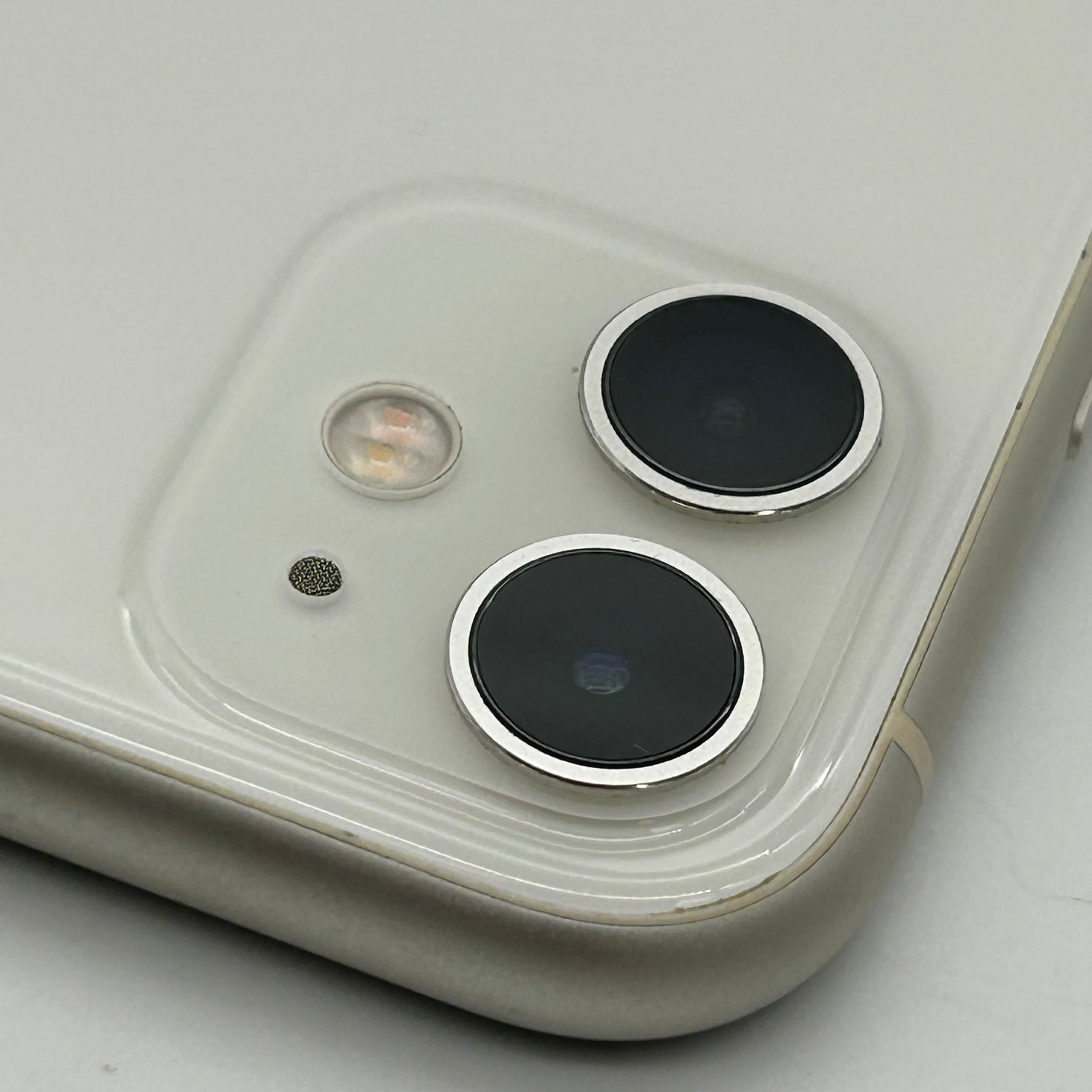 Apple iPhone 11 - 64GB - White (AT&T) MH8E3LL/A 81% BH