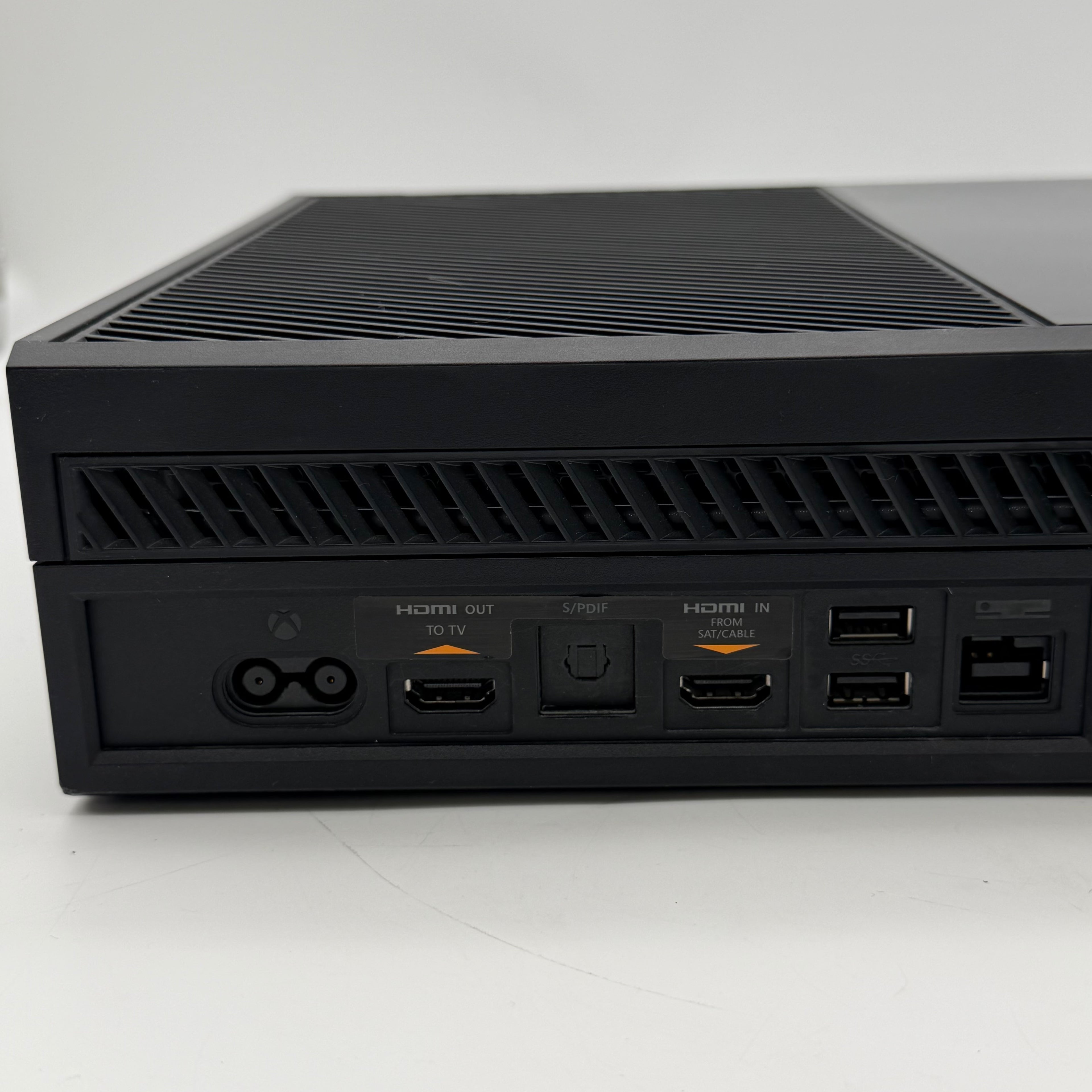 Microsoft Xbox One (1540) 2013 Black 500GB Console w/ Kinect Sensor & 3 Games