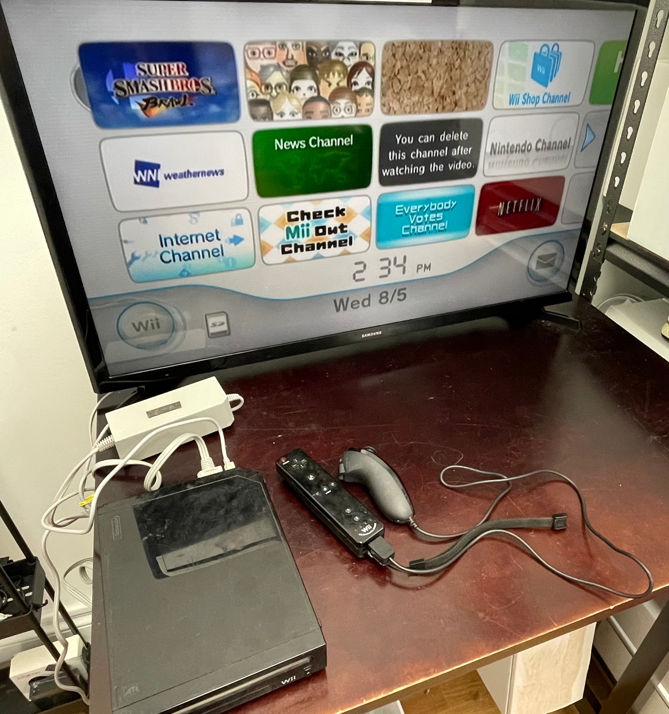 Nintendo Wii RVL-001 2006 Bundle w/ Wii remote and Nunchuck