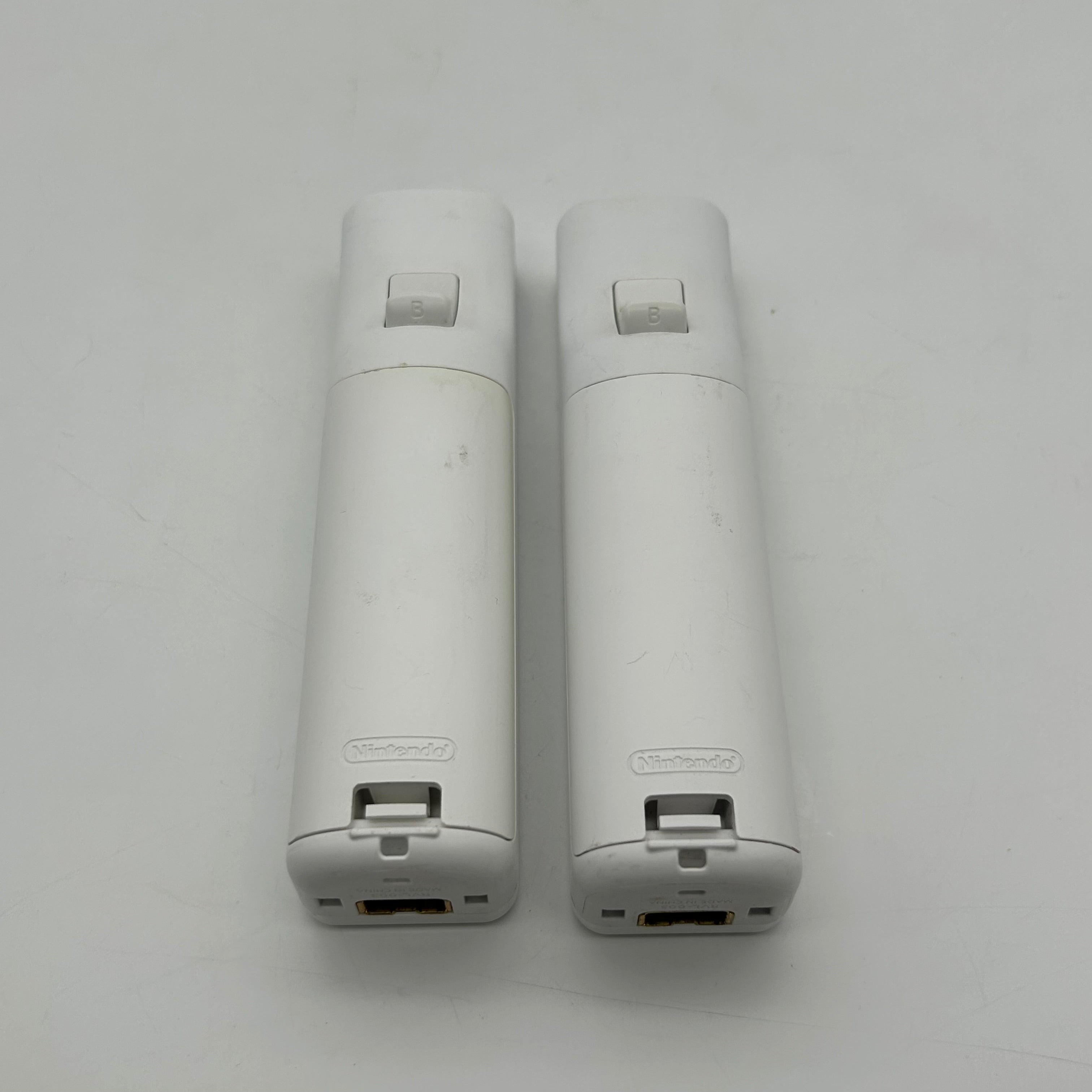 Nintendo Wii RVL-001 2006 White Console w/ 2 Controllers, 4 Games, and Cables