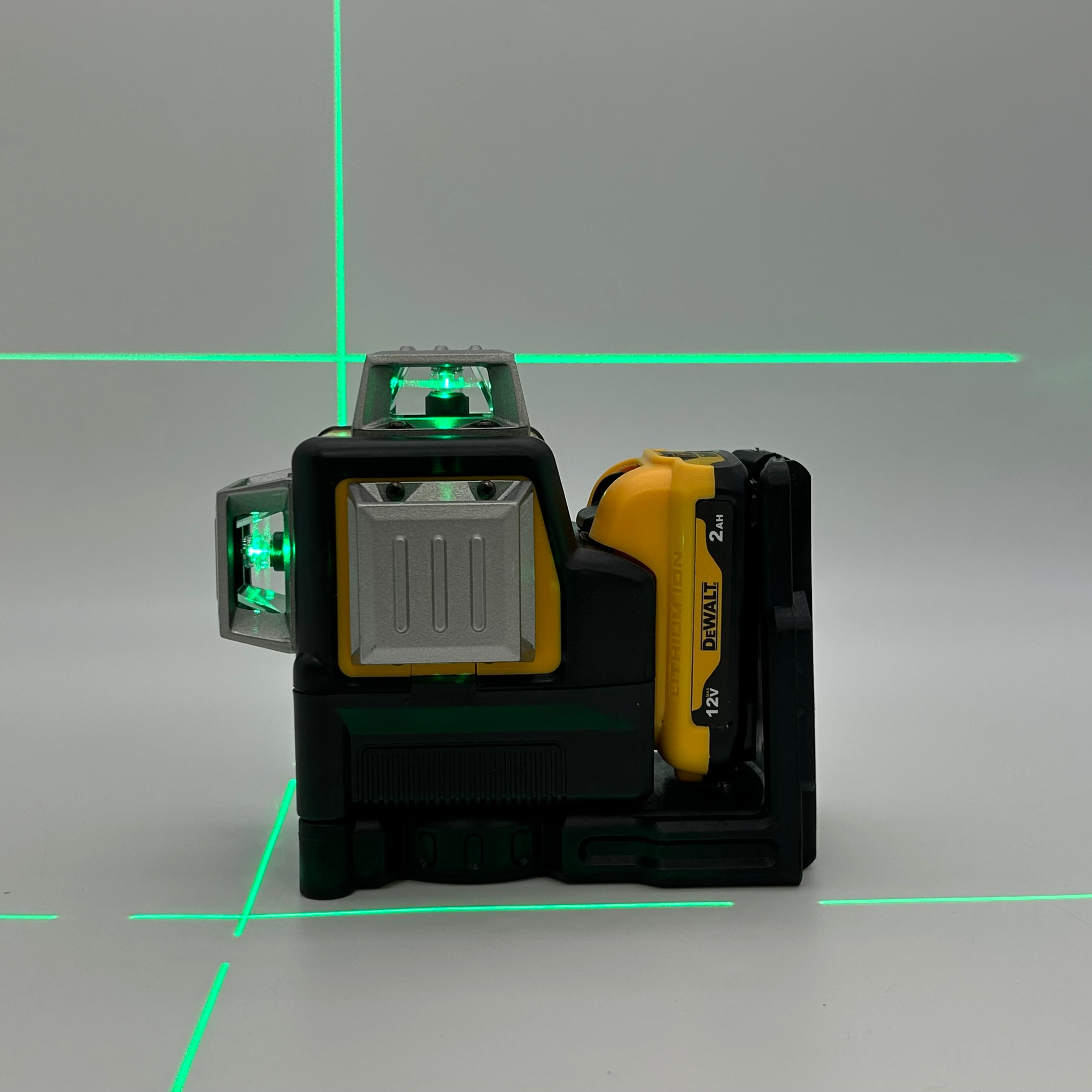 DeWALT DW089LG 12V 3x360 Green Line Laser Level Kit w/ Battery & Charger