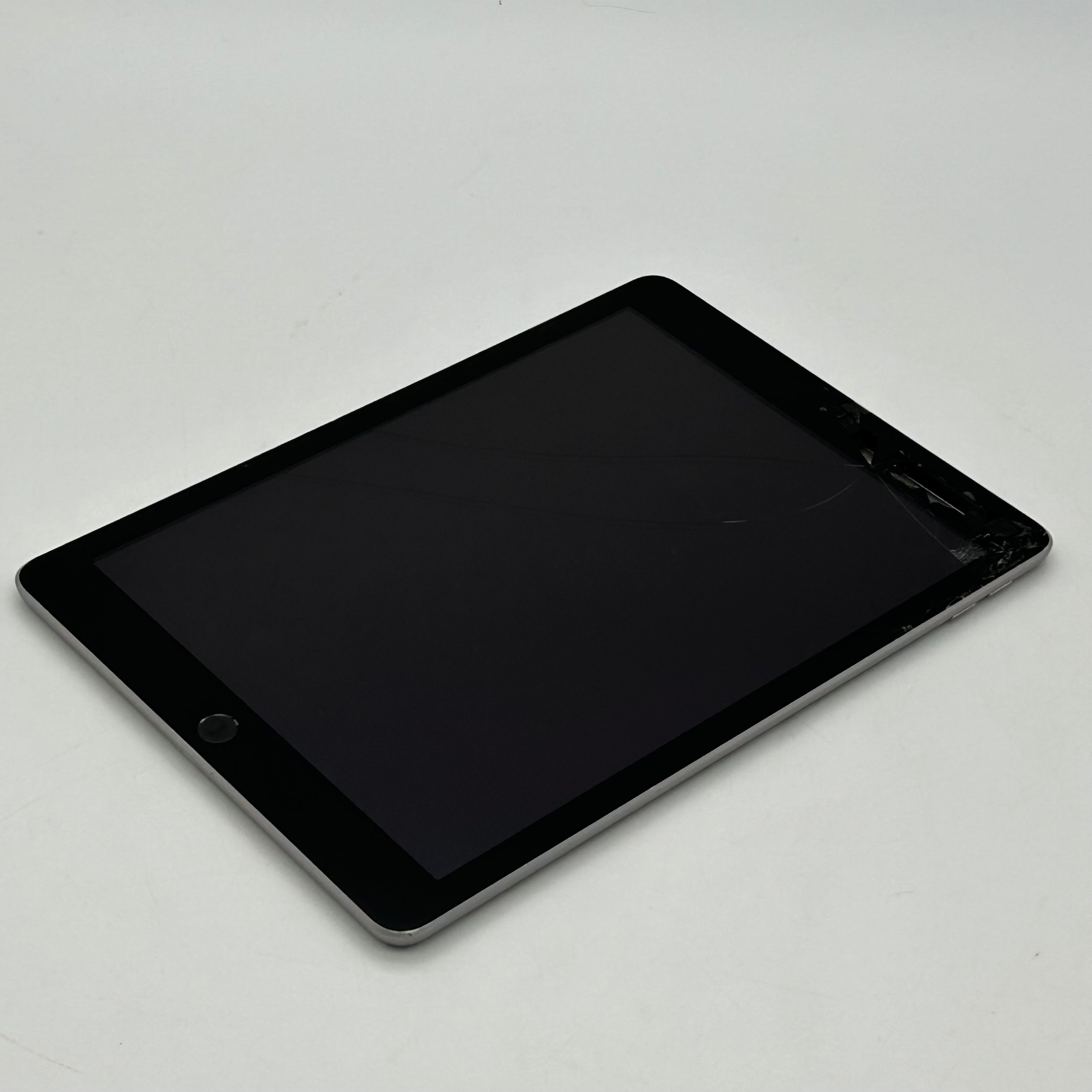 Apple iPad (5th Gen) A1822 32 GB, Wi-Fi, 9.7 in - Space Gray Glass Cracked