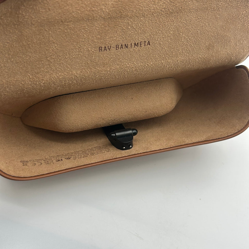 Ray-Ban Meta Wayfarer Charging Case Brown 1AT2414A00 (CASE ONLY)
