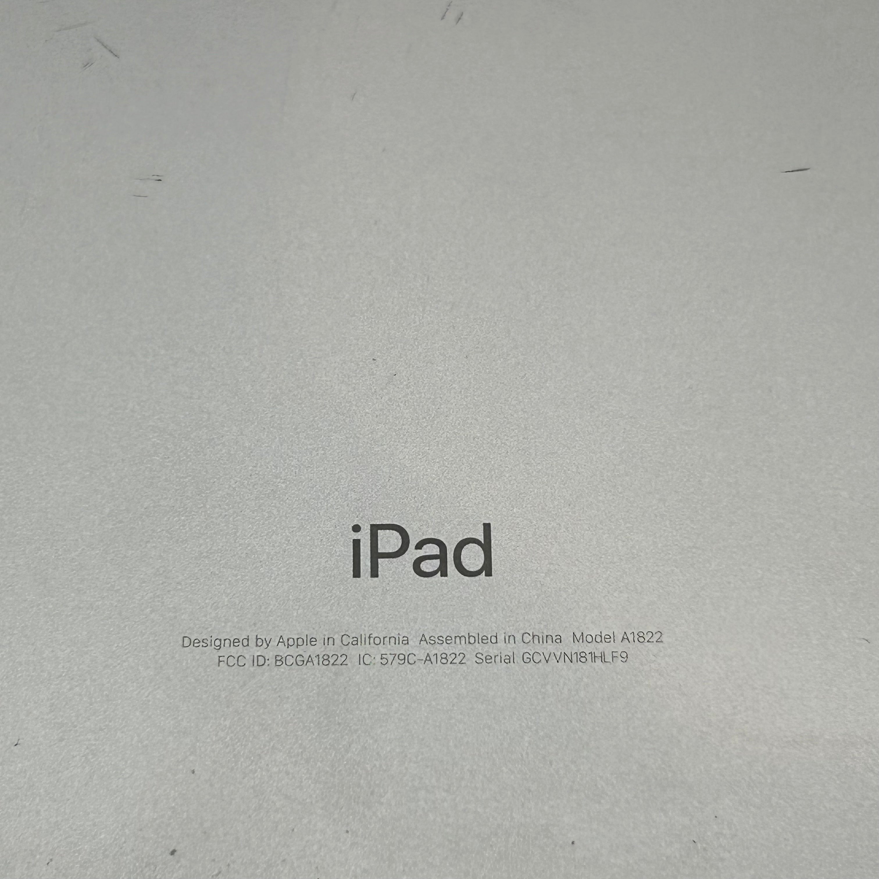 Apple iPad (5th Gen) A1822 32 GB, Wi-Fi, 9.7 in - Space Gray Glass Cracked