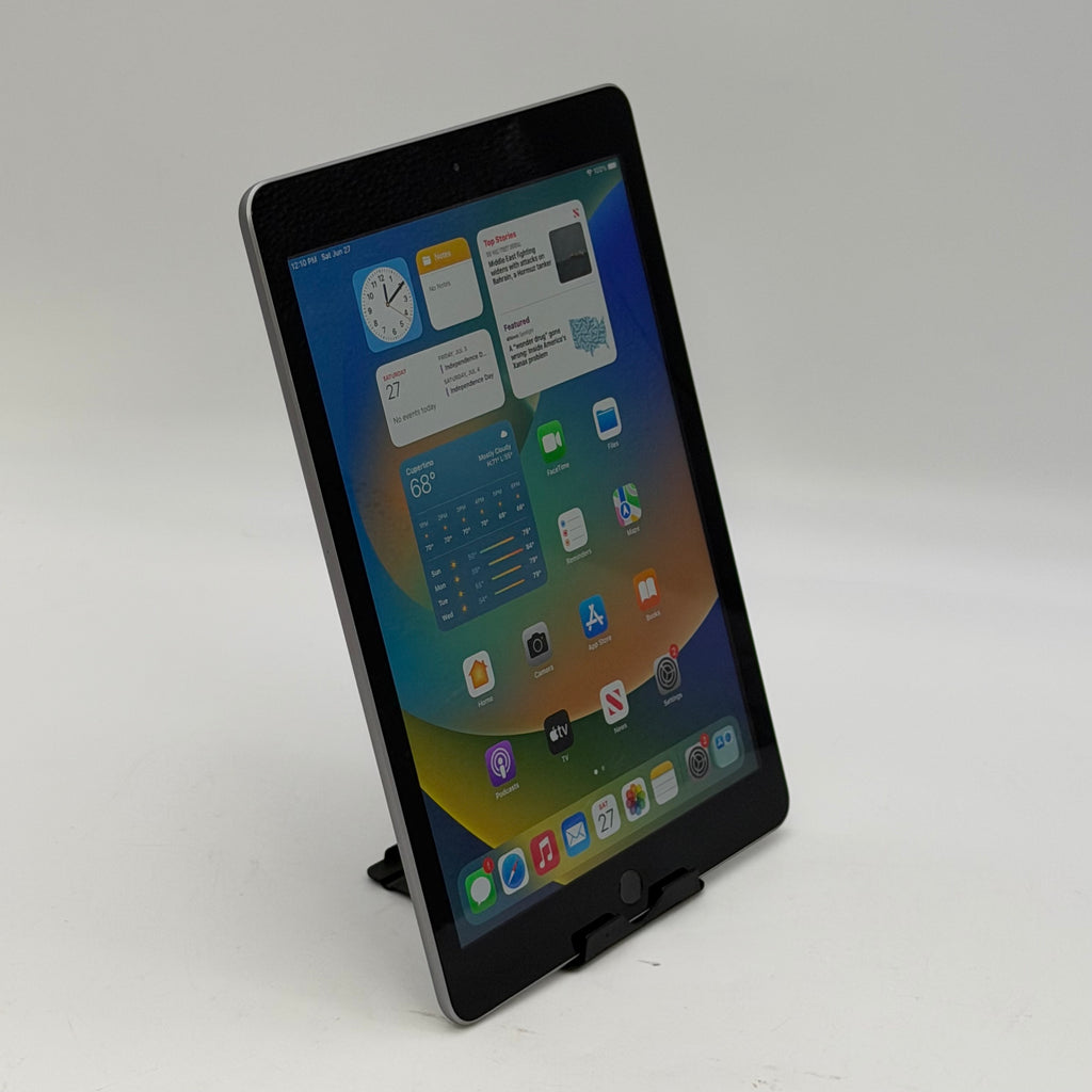 Apple iPad 5th Gen. A1822 32GB Silver 9.7" Touchscreen Wi-Fi Tablet  MP2R2LL/A
