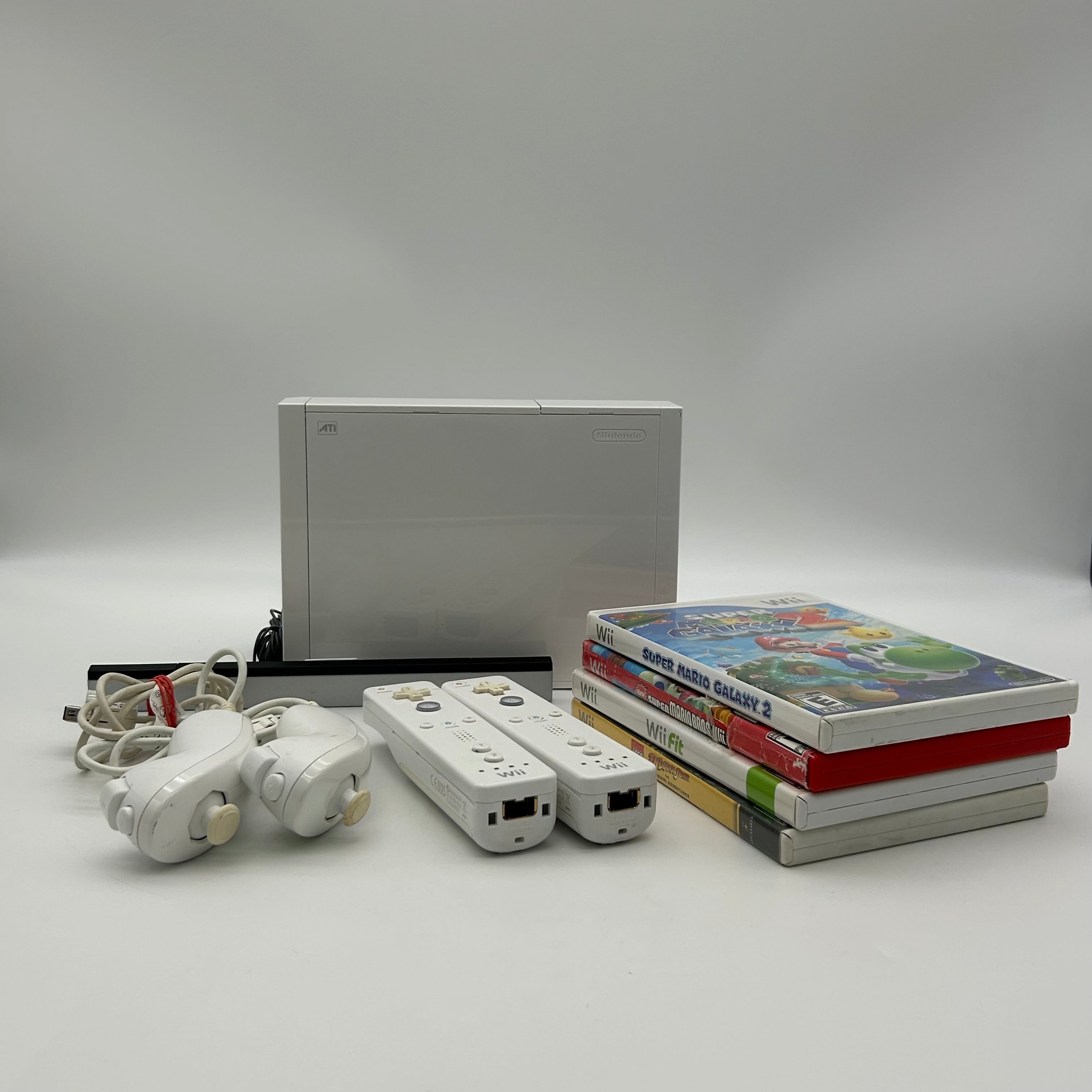 Nintendo Wii RVL-001 2006 White Console w/ 2 Controllers, 4 Games, and Cables