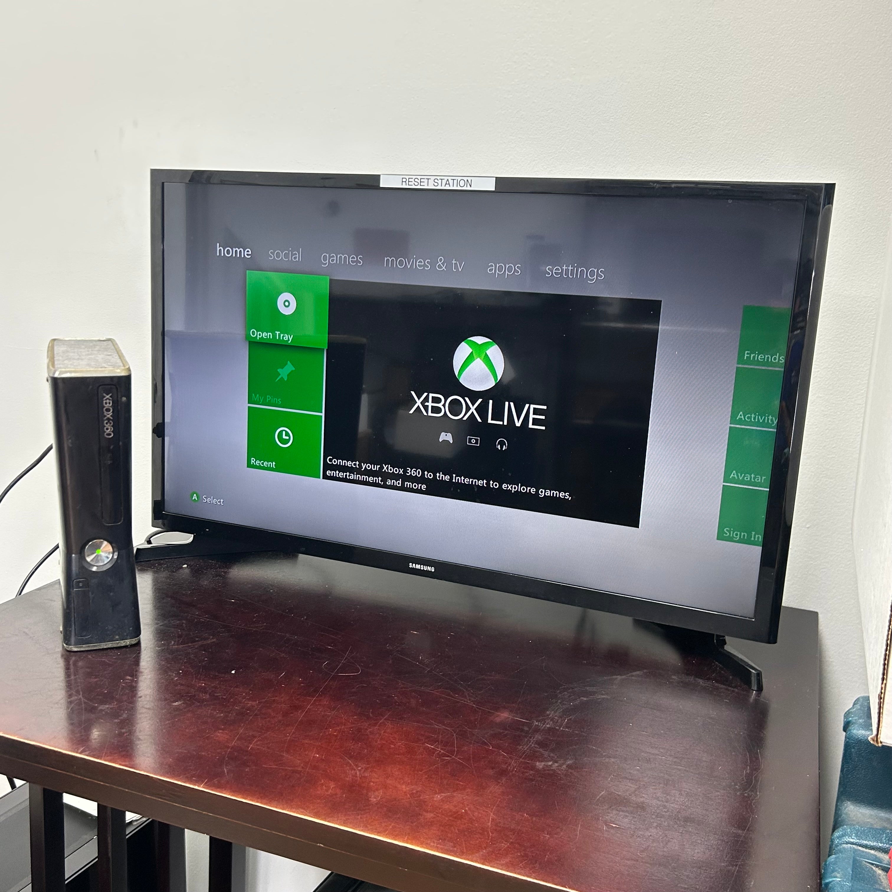 Microsoft Xbox 360S Black Console 1439 250GB w/ 2 Games - Tested