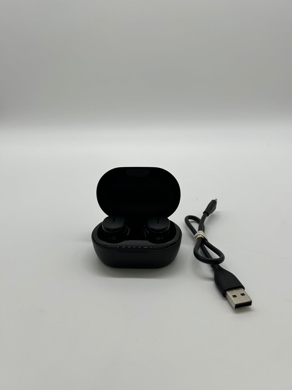 Bose QuietComfort 442318 Black Headphones with Carrying Case and Clear Sound - Used