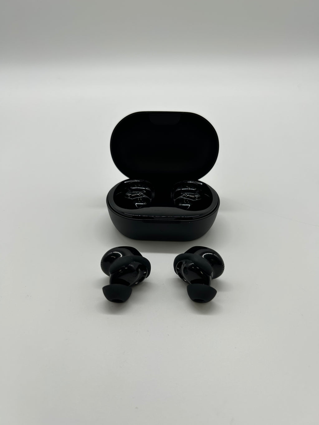 Bose QuietComfort 442318 Black Headphones with Carrying Case and Clear Sound - Used