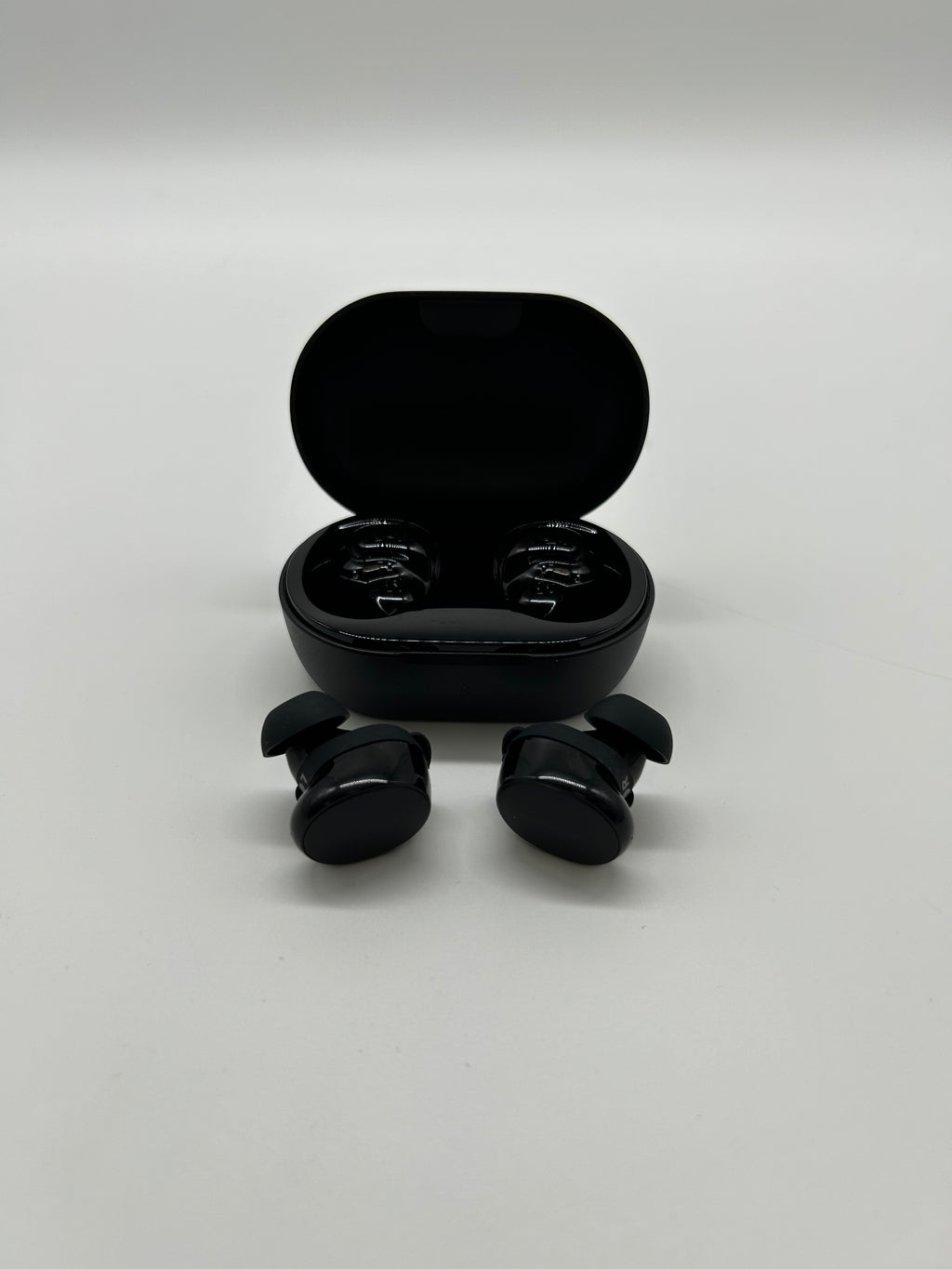 Bose QuietComfort 442318 Black Headphones with Carrying Case and Clear Sound - Used