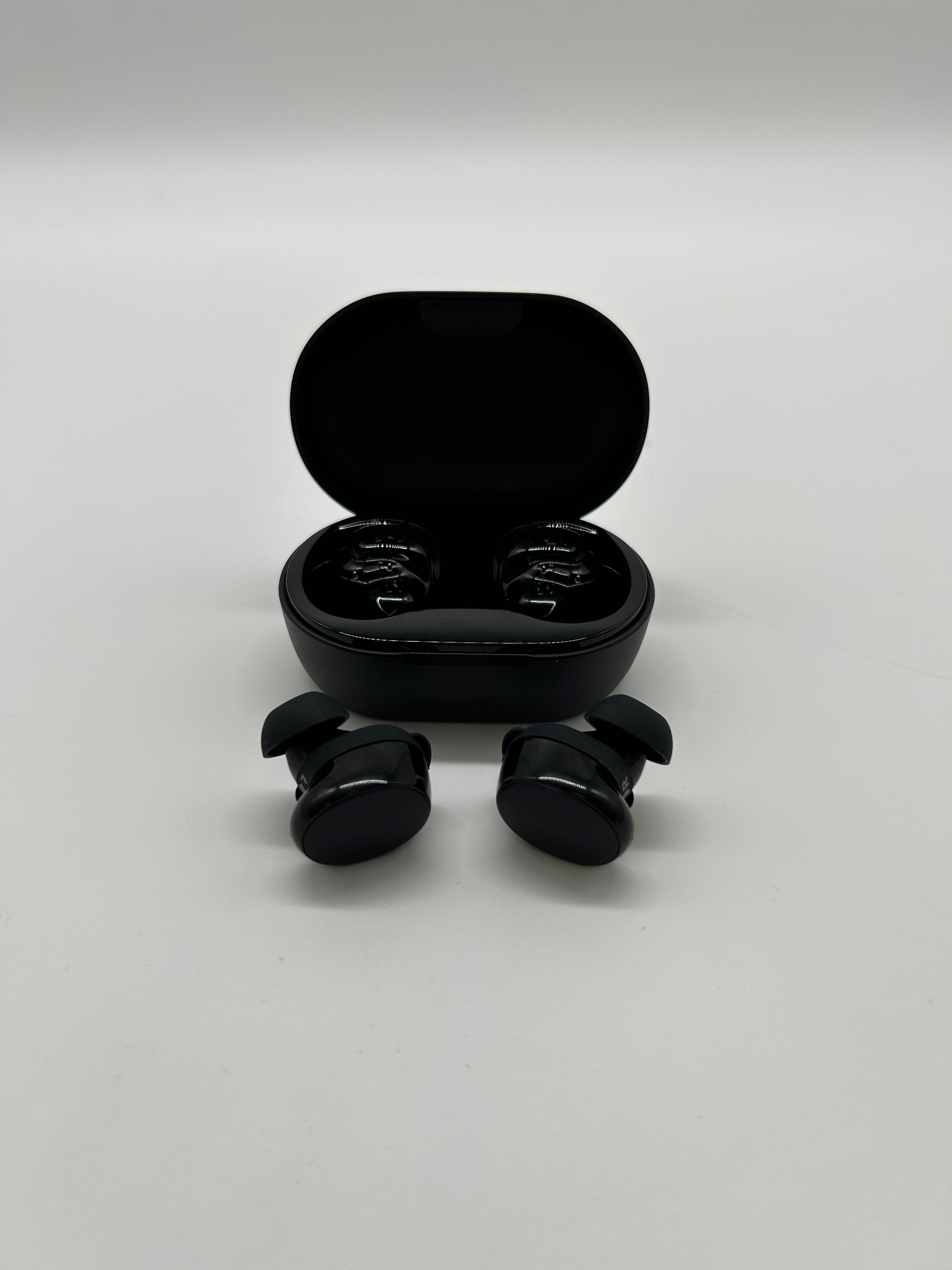 Bose QuietComfort 442318 Black Headphones with Carrying Case and Clear Sound - Used