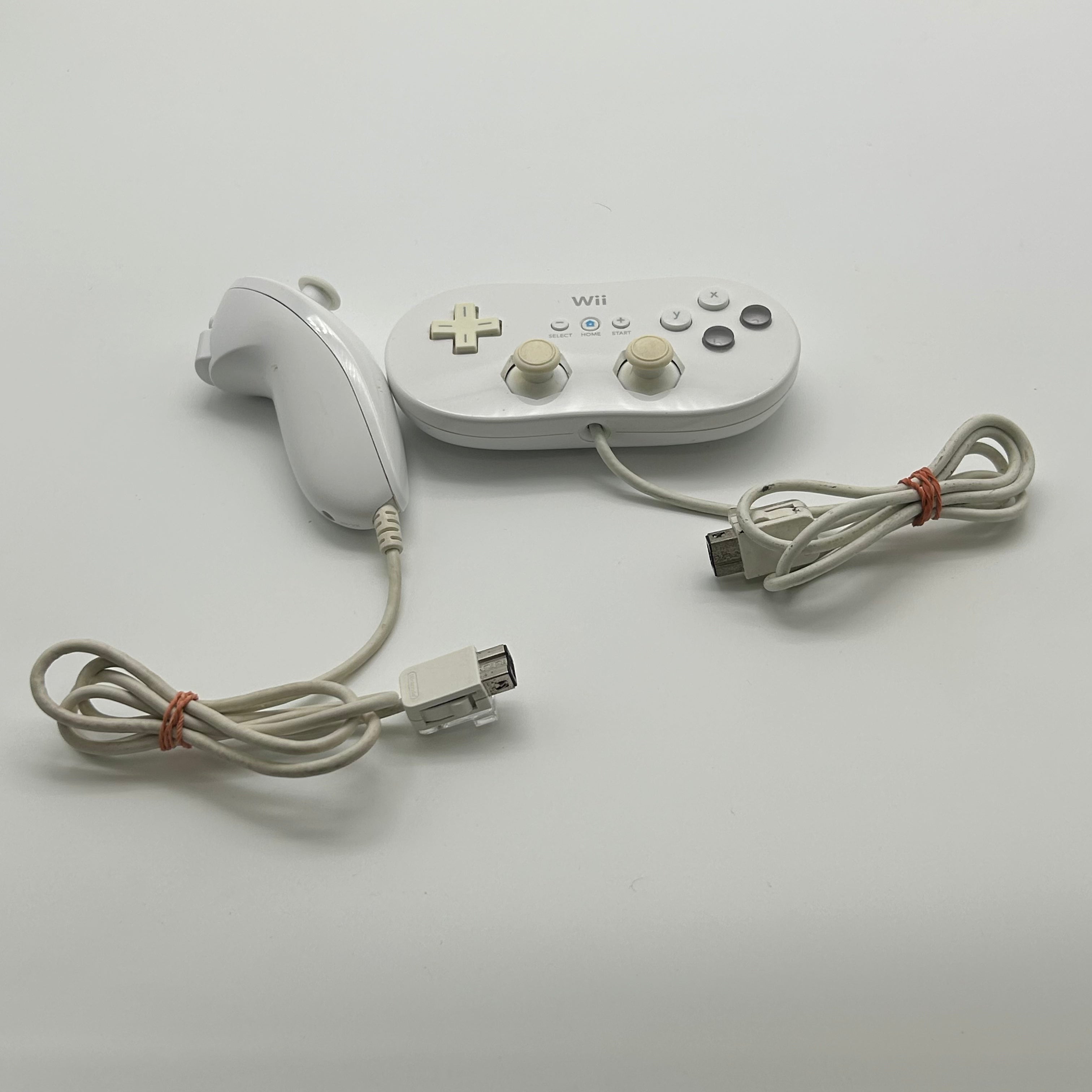 Nintendo Wii (RVL-001) 2006 White Video Game System w/ Remote and Nunchuck