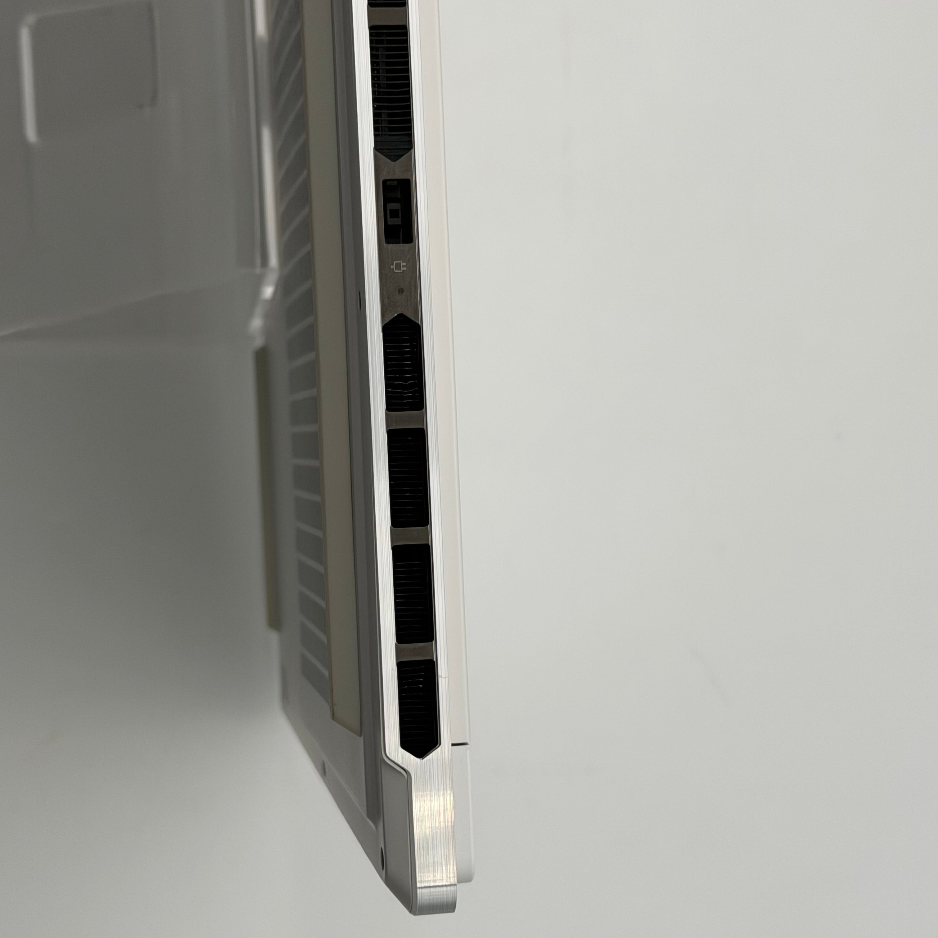 Lenovo Legion 7 16IAX10 16" Core Ultra 9 275HX 2.7GHz 32GB RAM 1TB SSD GeForce RTX 5070