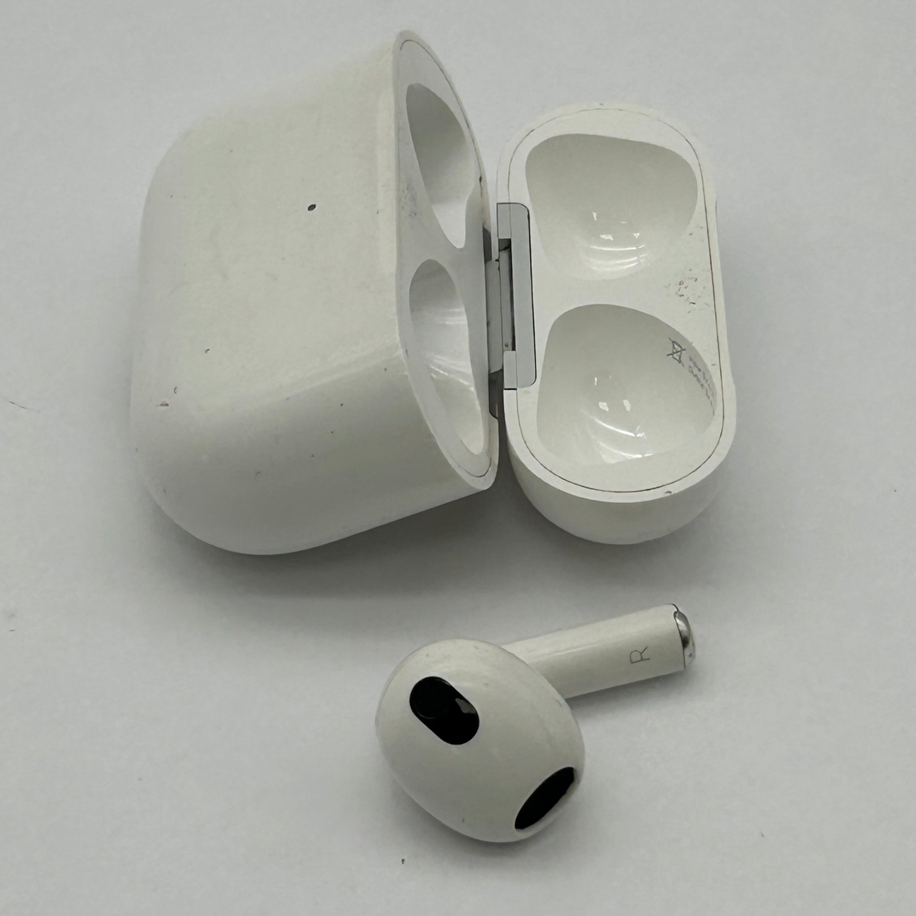 Apple AirPods A2897 1st Gen Wireless Bluetooth Single Earbud w/ Charging Case White