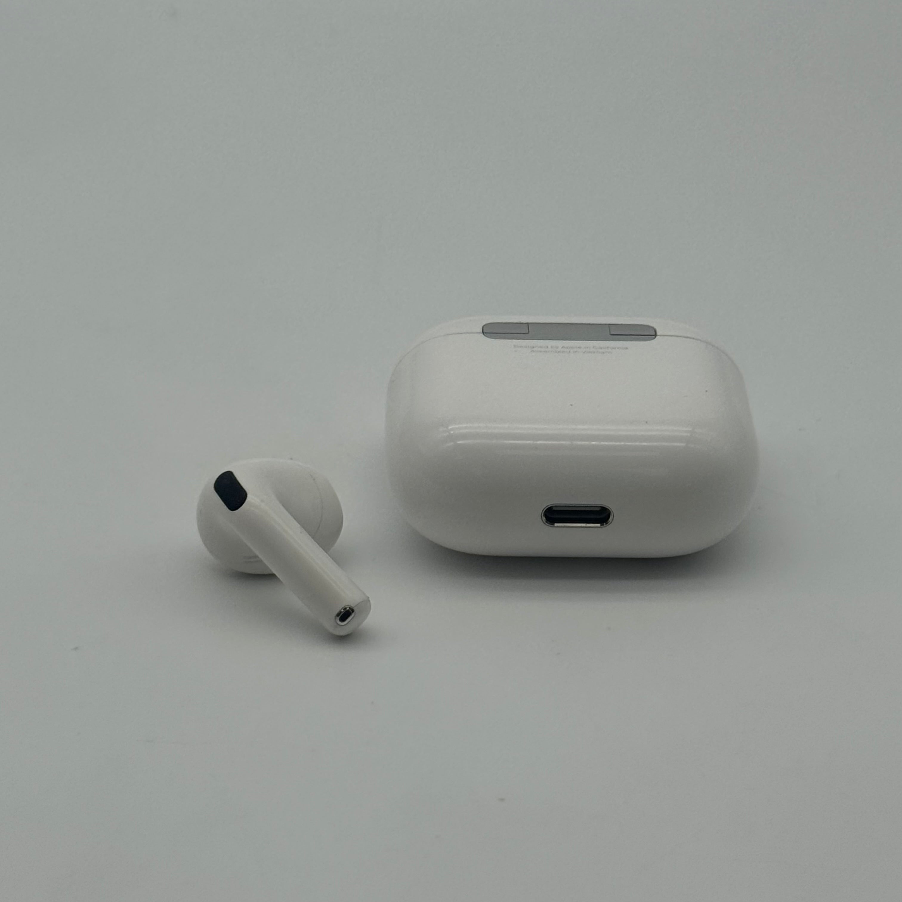 Apple AirPods 4th Gen A3058 Charging Case With Right Earbud - Used